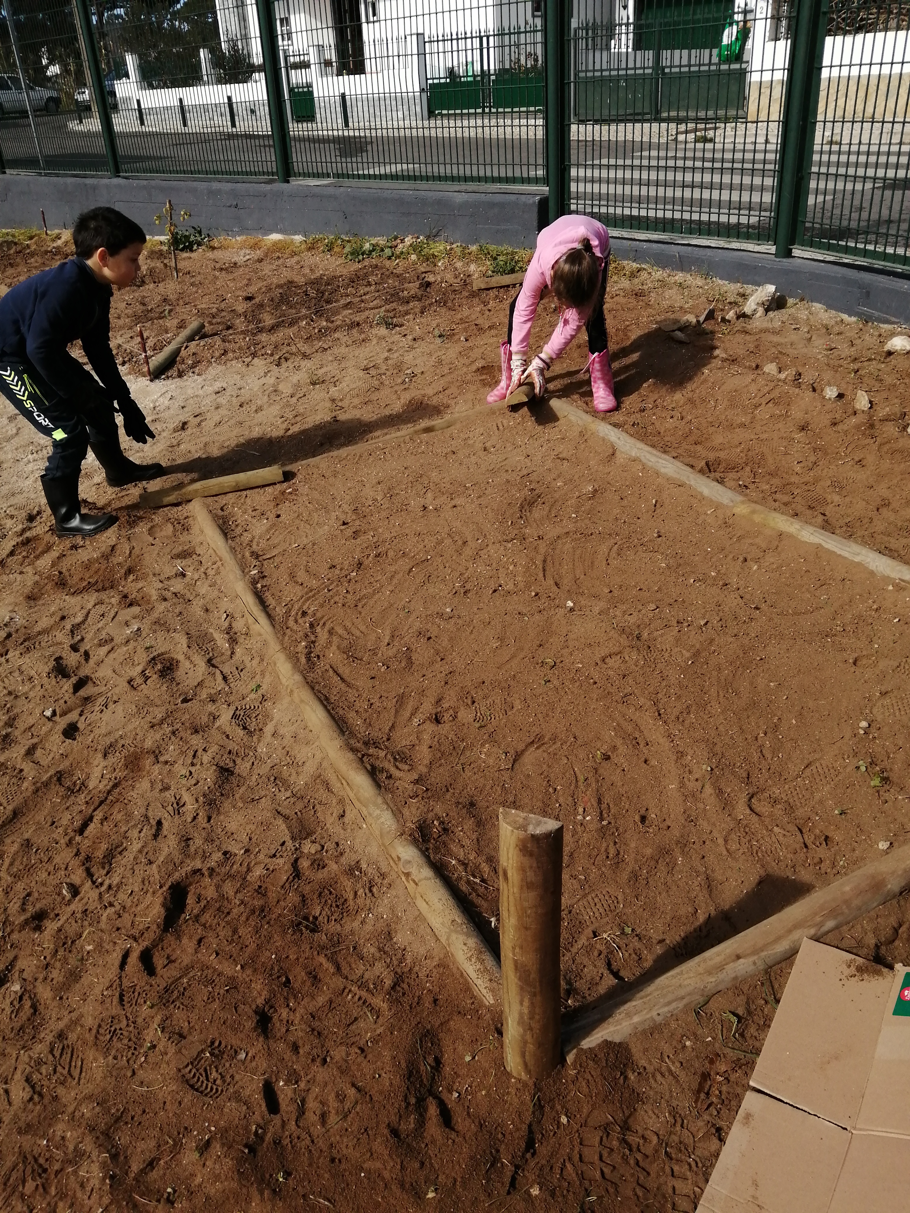 Fizemos os canteiros para a Horta da Escola. 
Os alunos participaram na construção dos canteiros da nossa horta utilizando as ferramentas adequadas à sua faixa etária e utilizaram luvas e botas.