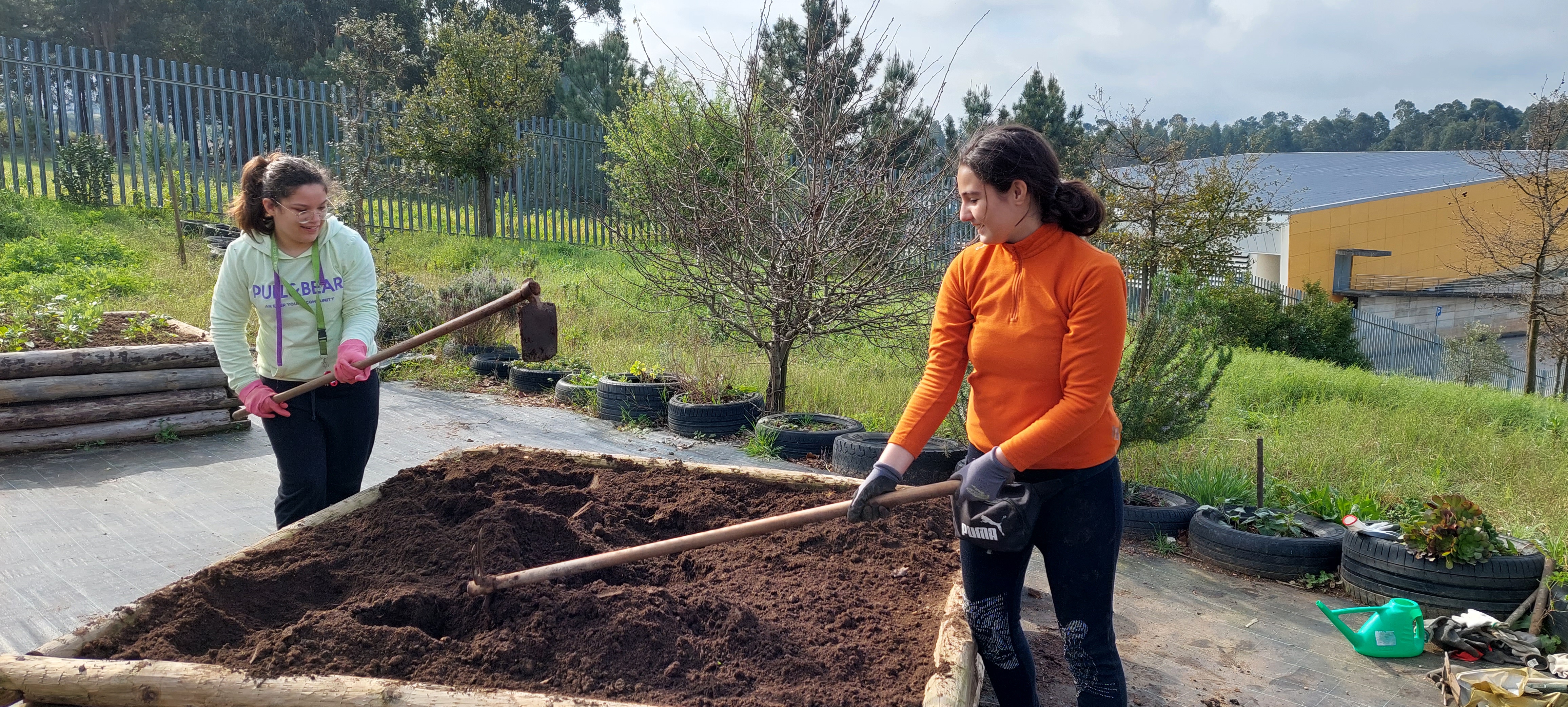 Preparação e fertilização com matéria orgânica proveniente do compostor por alunas do eco-clube.