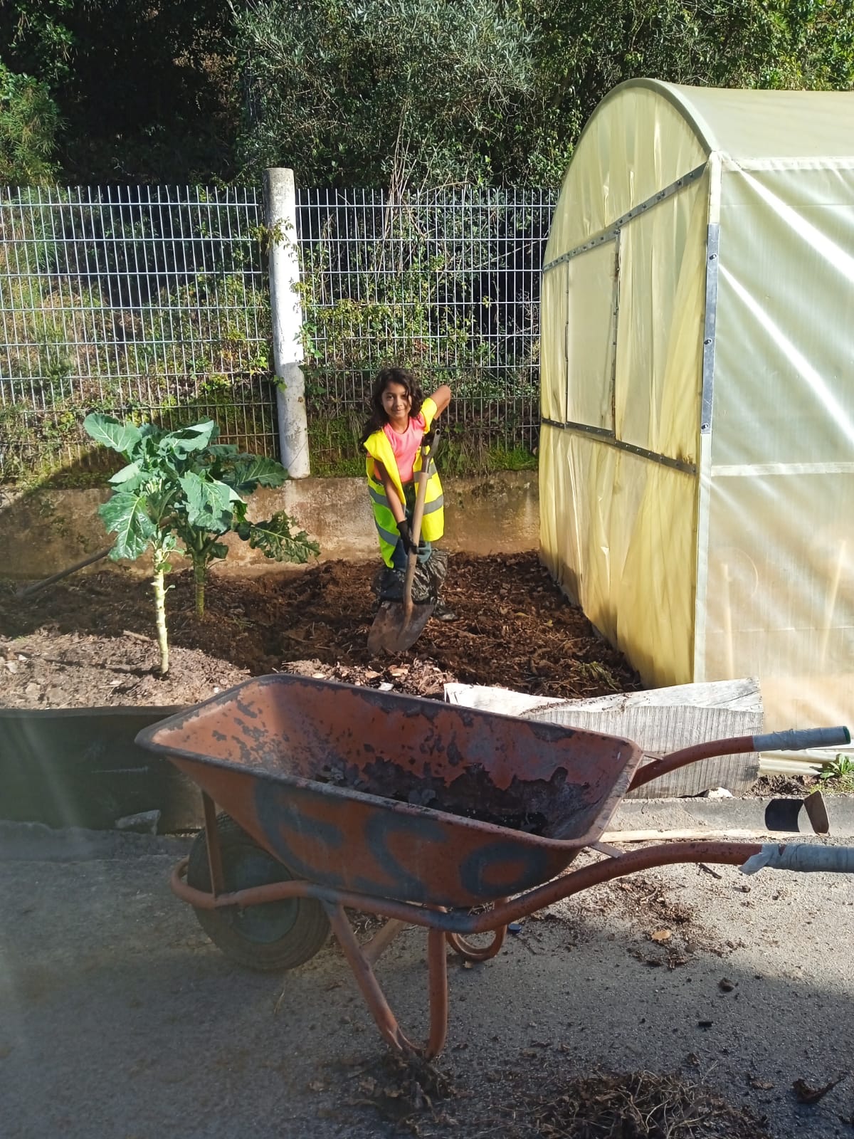 Aluna na preparação do terreno.