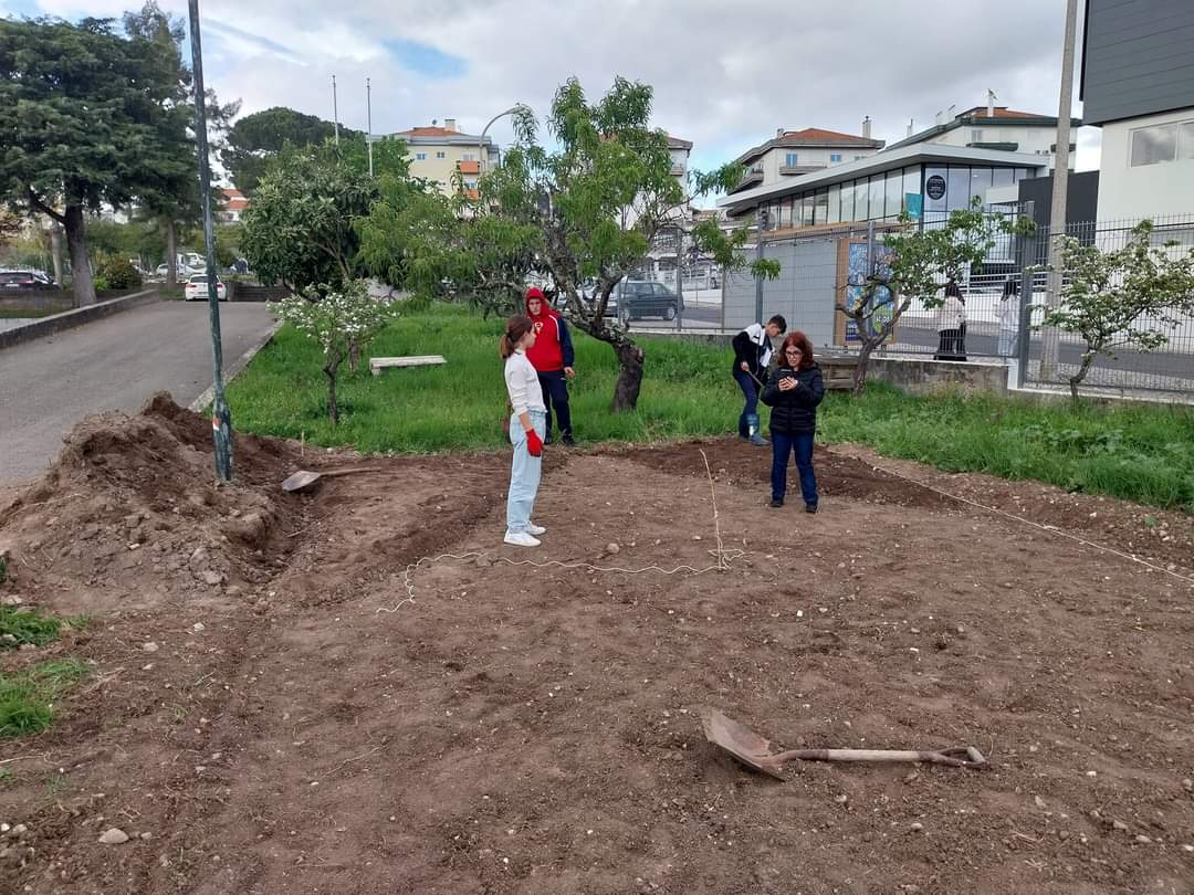 Preparação do terreno: distribuição de terra vegetal e composto, demarcação dos canteiros. Março 2024