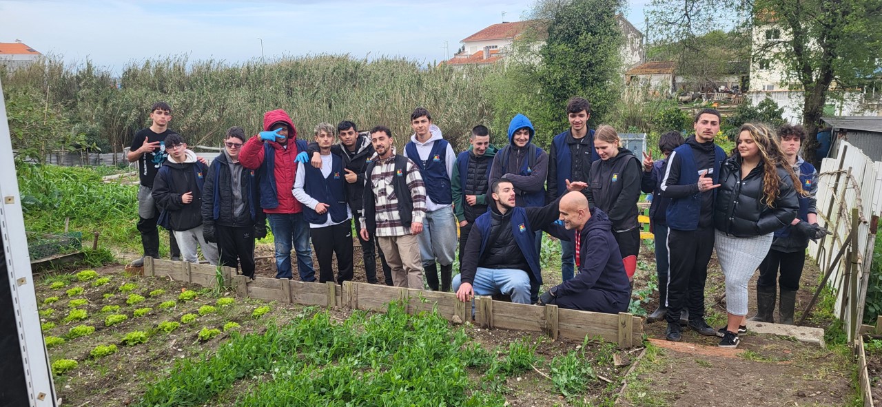 Panorâmica da equipa de alunos, professores e funcionários que "trabalham" a horta.