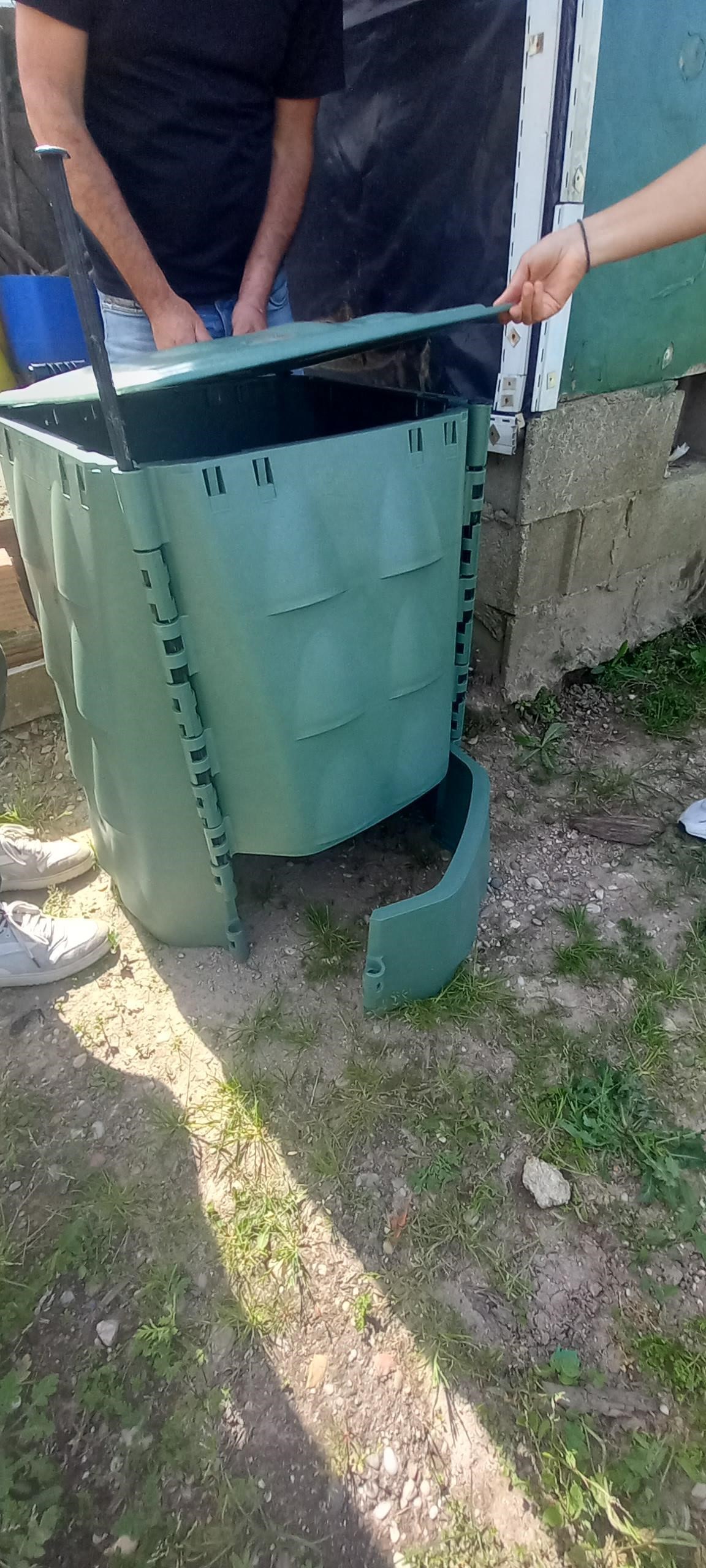 O nosso compostor a ser montado. Foi-nos cedido pela Câmara Municipal de Aveiro através do concurso "Sem sobras", para compostagem doméstica. Serve apenas como compostor (abril de 2024).