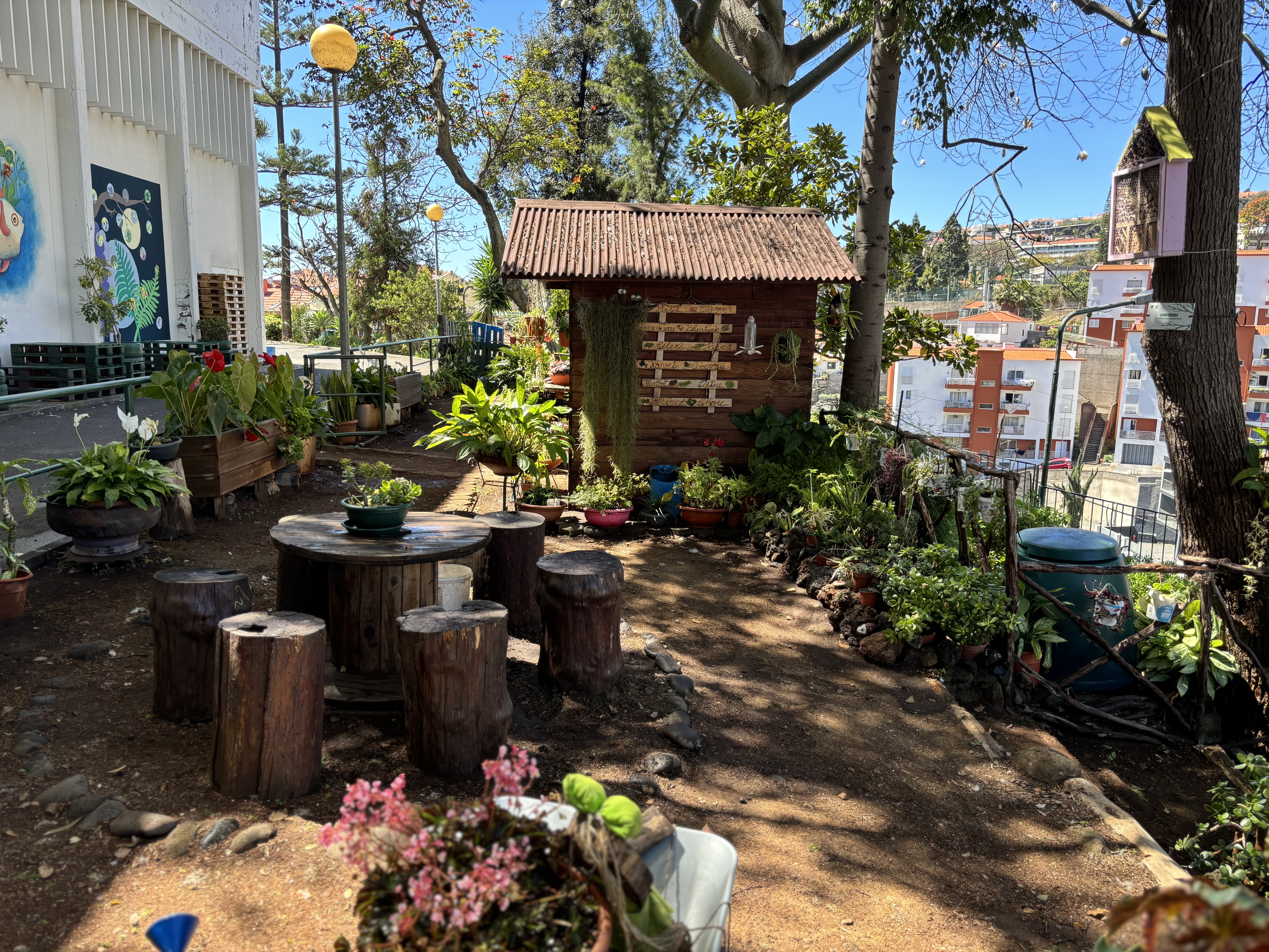 Casa de apoio, espaço de lazer e sala eco XXI.
