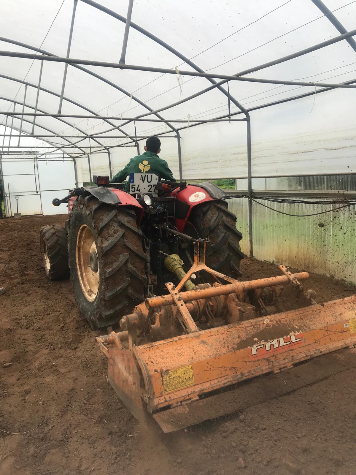 As hortas/estufas são as nossas salas de aula, os alunos aprendem a preparar o solo e a operar máquinas agrícolas.
