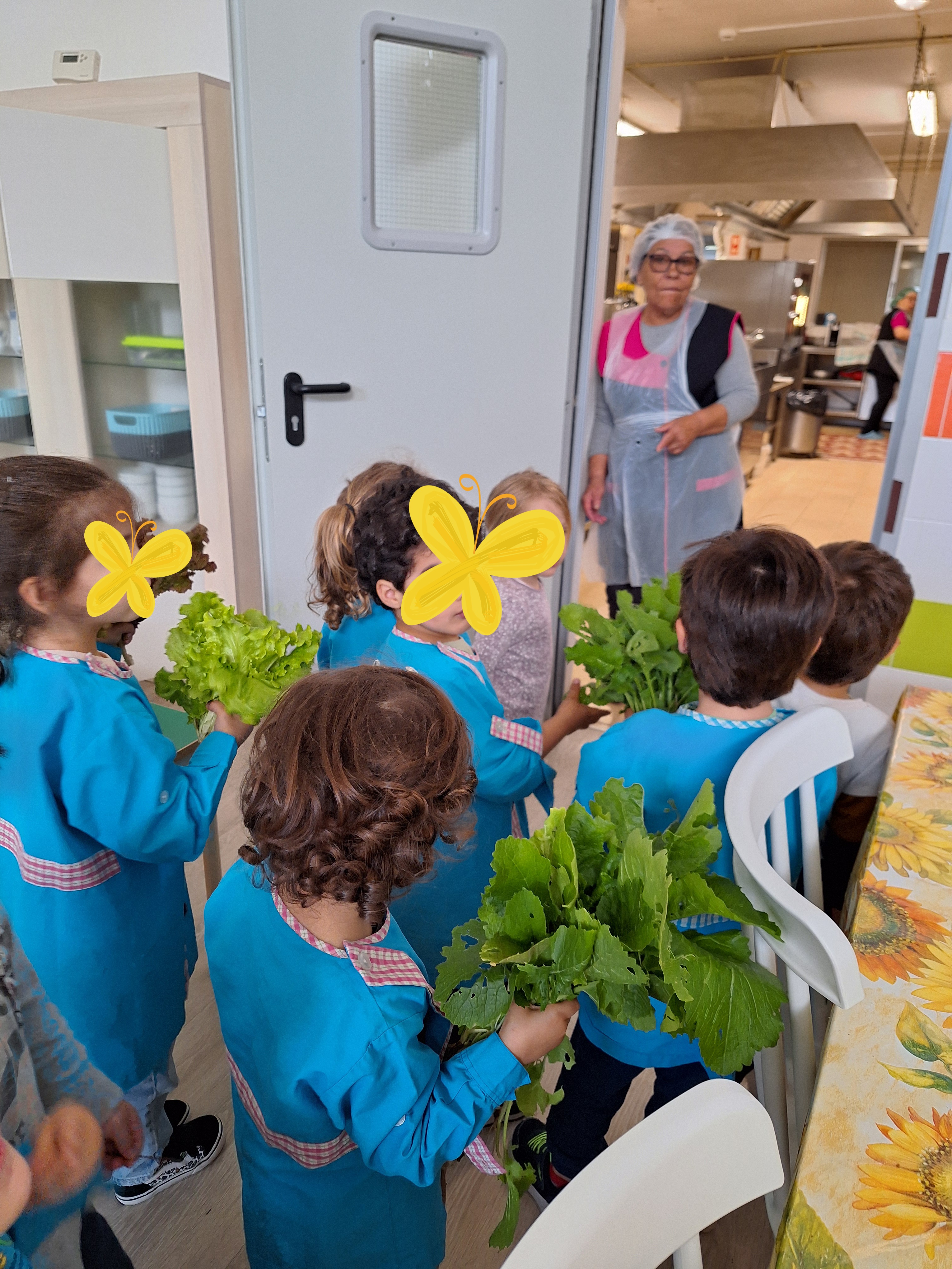Fomos à cozinha levar as alfaces e a nabiça