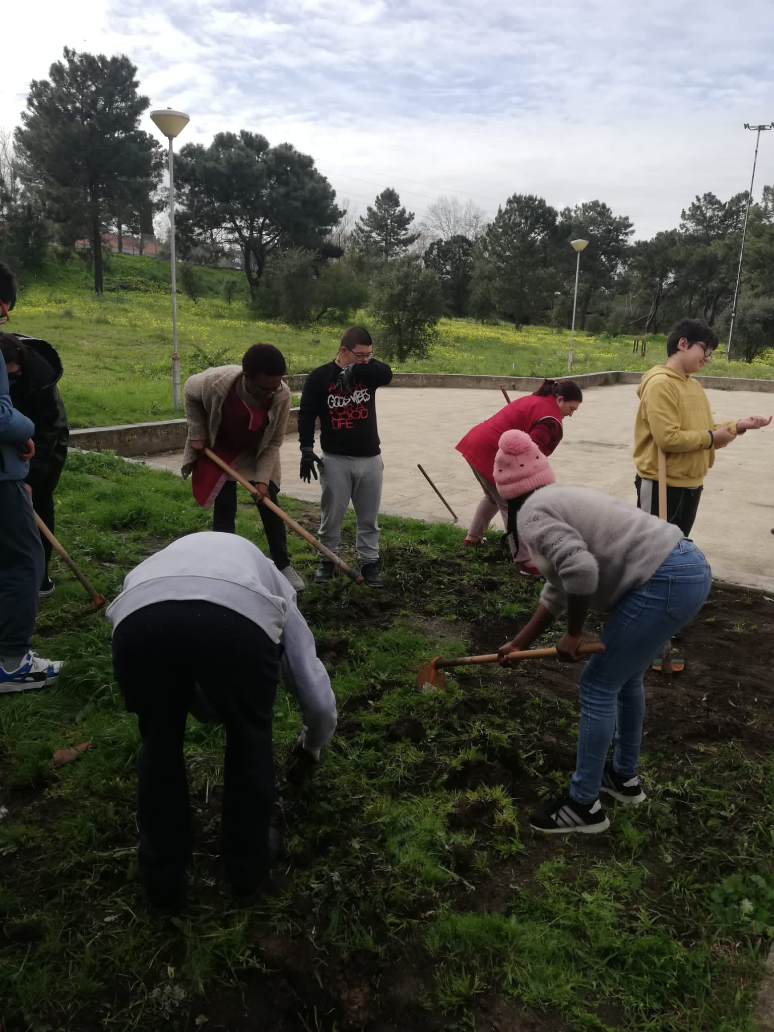 Os alunos a preparar o terreno para os canteiros.