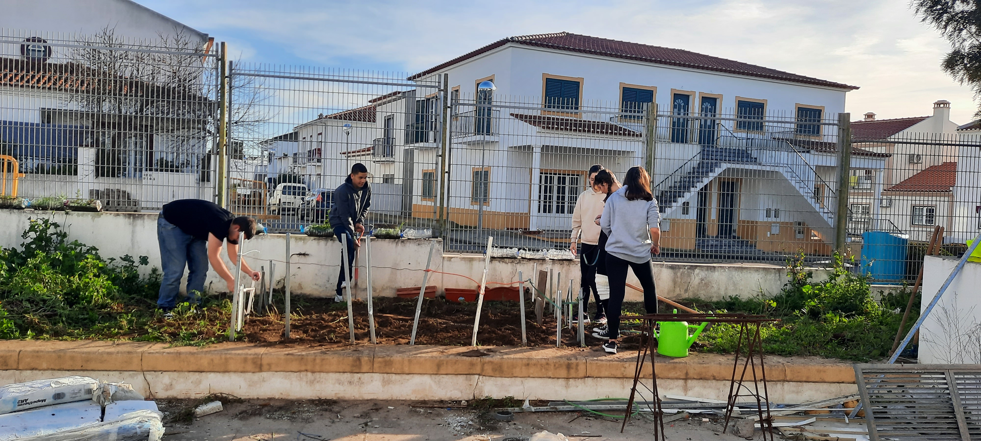 Construção de uma cerca para proteção da horta