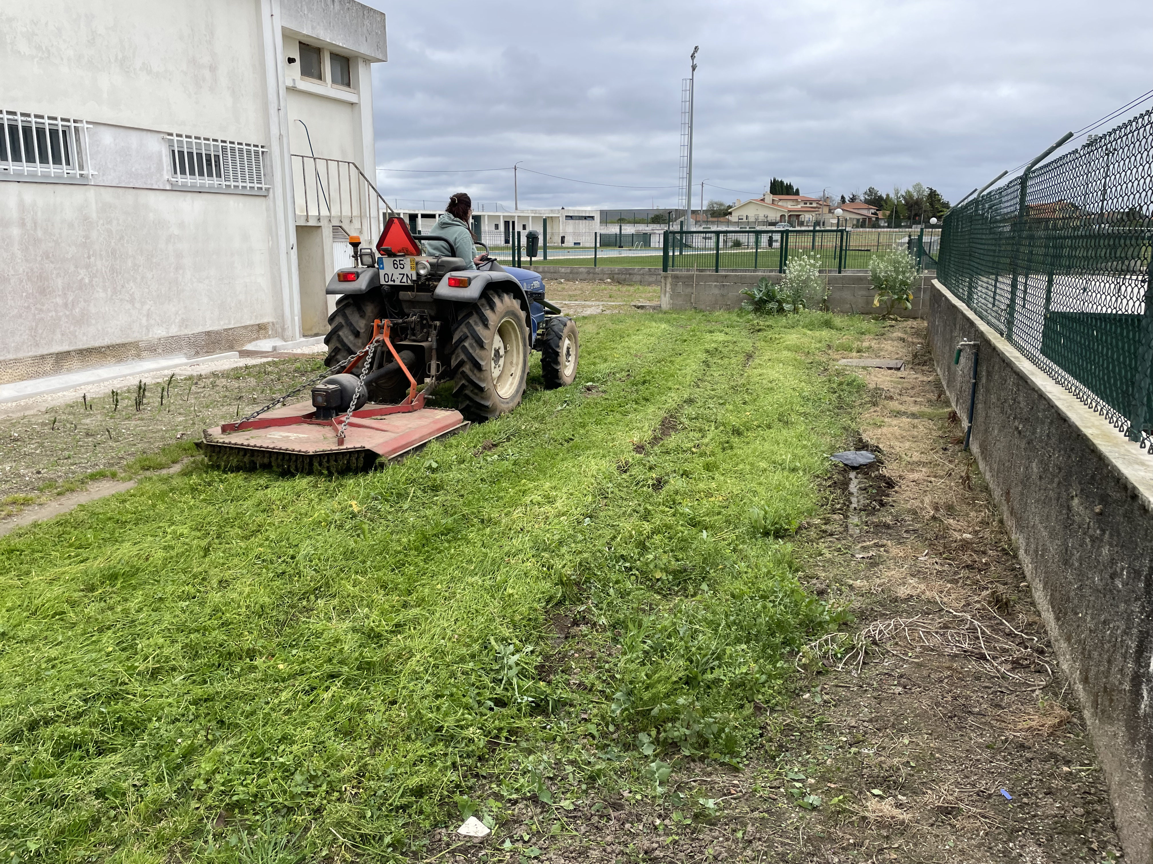 Fresar e lavrar da terra por uma mãe agricultora