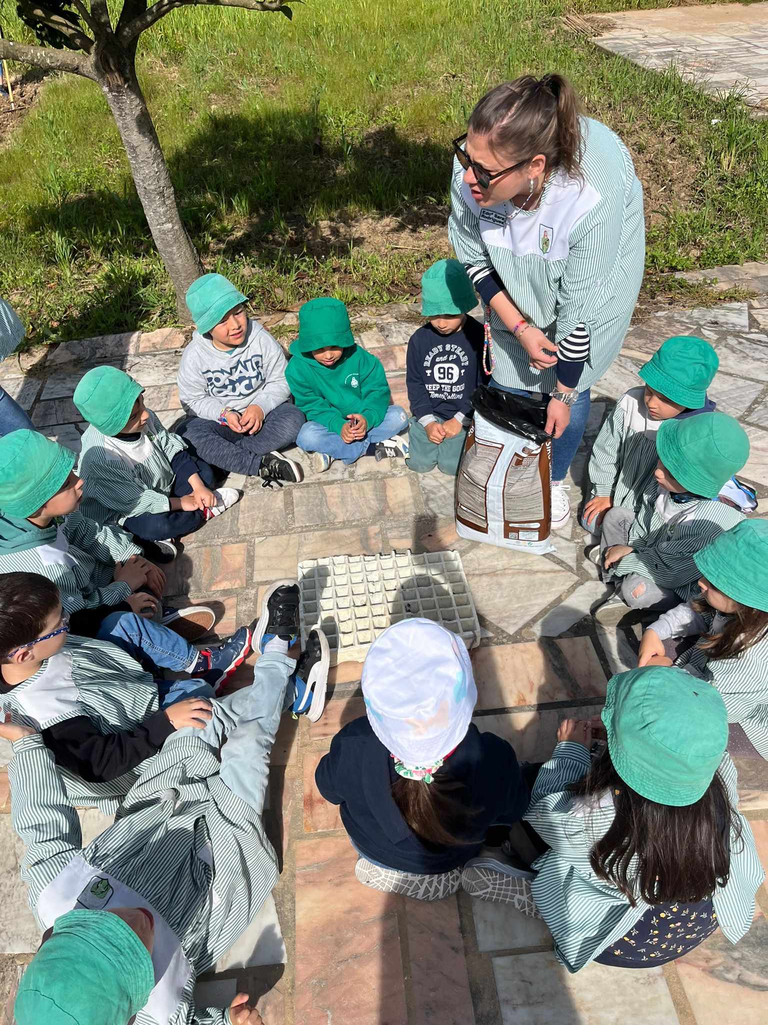 Explicação aos alunos sobre como se cultiva