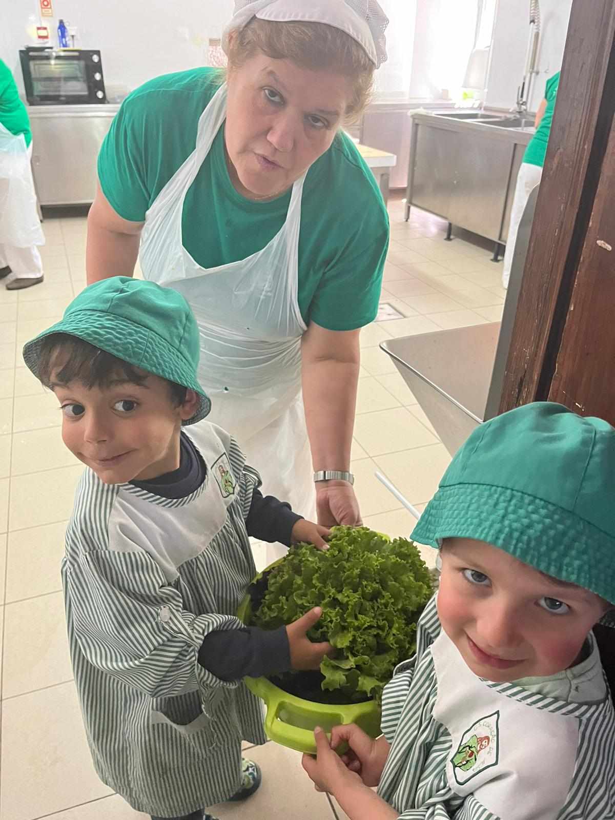 Fomos levar as nossas alfaces à cozinha