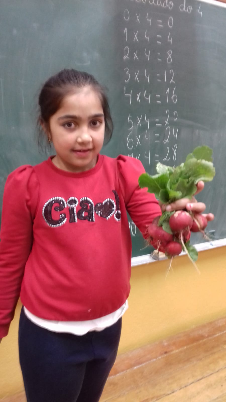 Apanha de rabanetes e a distribuição pelos alunos.