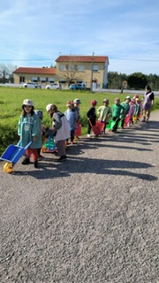 Visita ao terreno para implementar a horta.