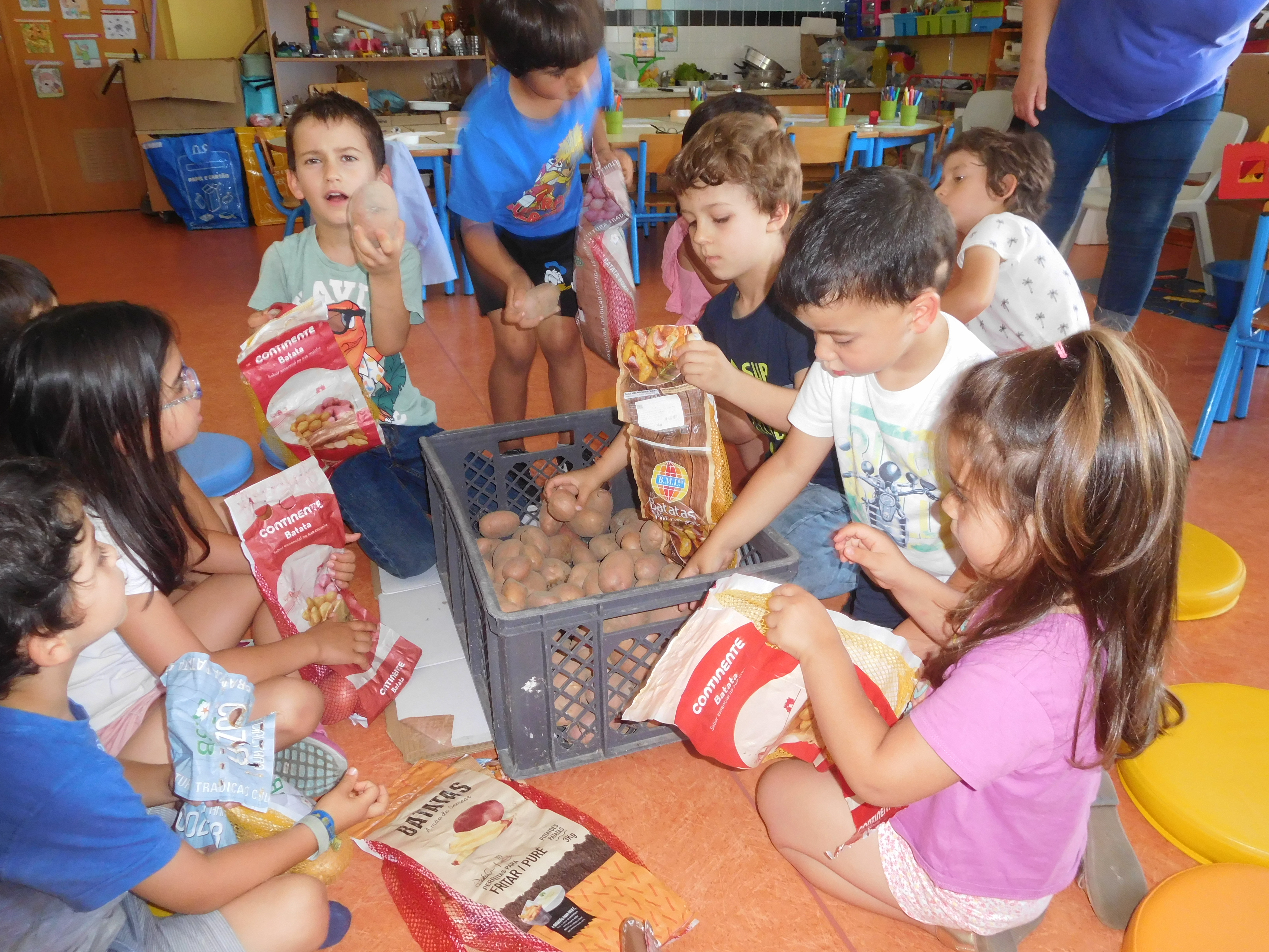 Atando os sacos para levar para casa - partilha com as famílias.