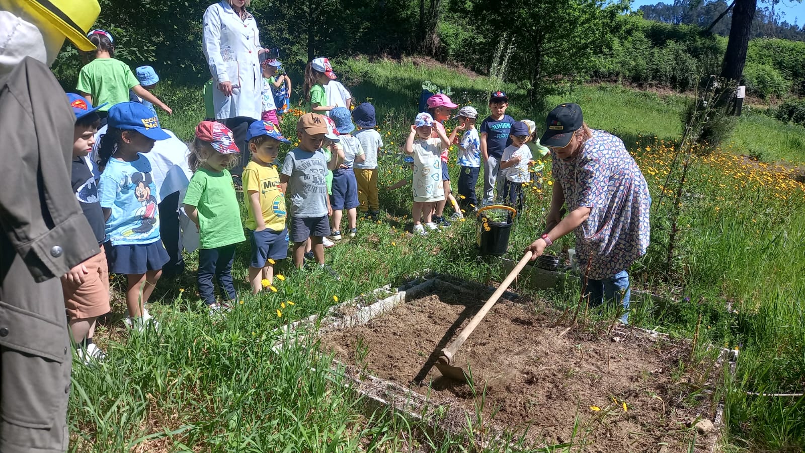 Pré a preparar a terra
Neste canteiro estão as crianças do jardim de infancia a preparar a terra para as suas plantações. Vão plantar tomate e morangos.