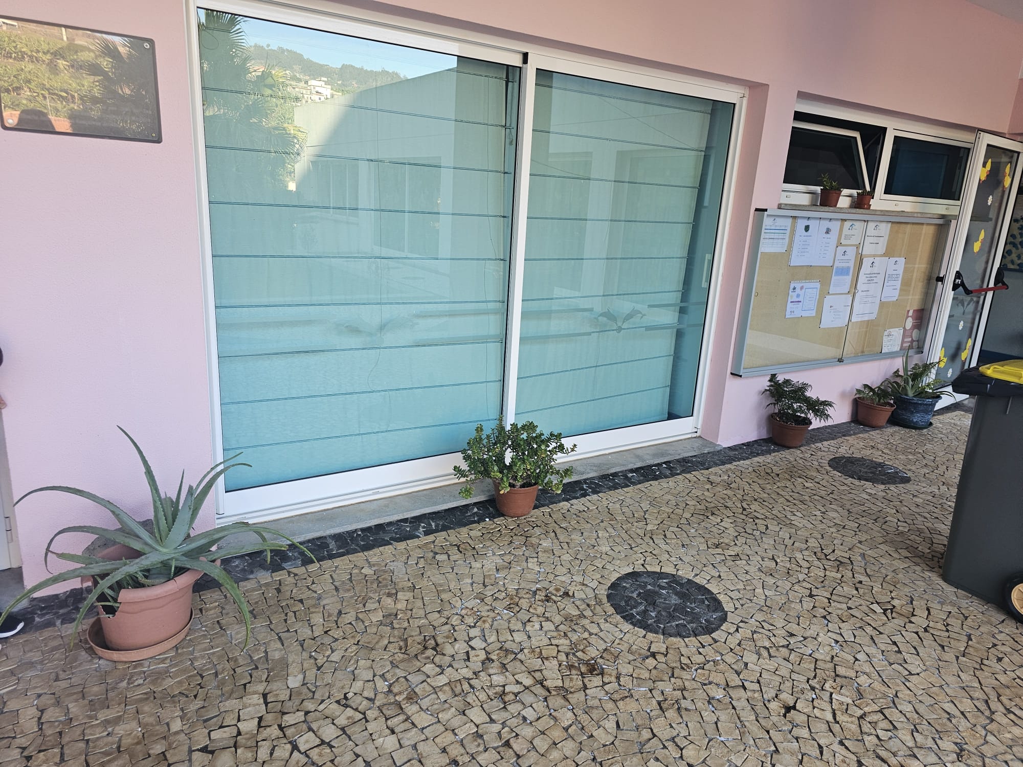 Este era o espaço exterior como estava antes de ser reformulado.