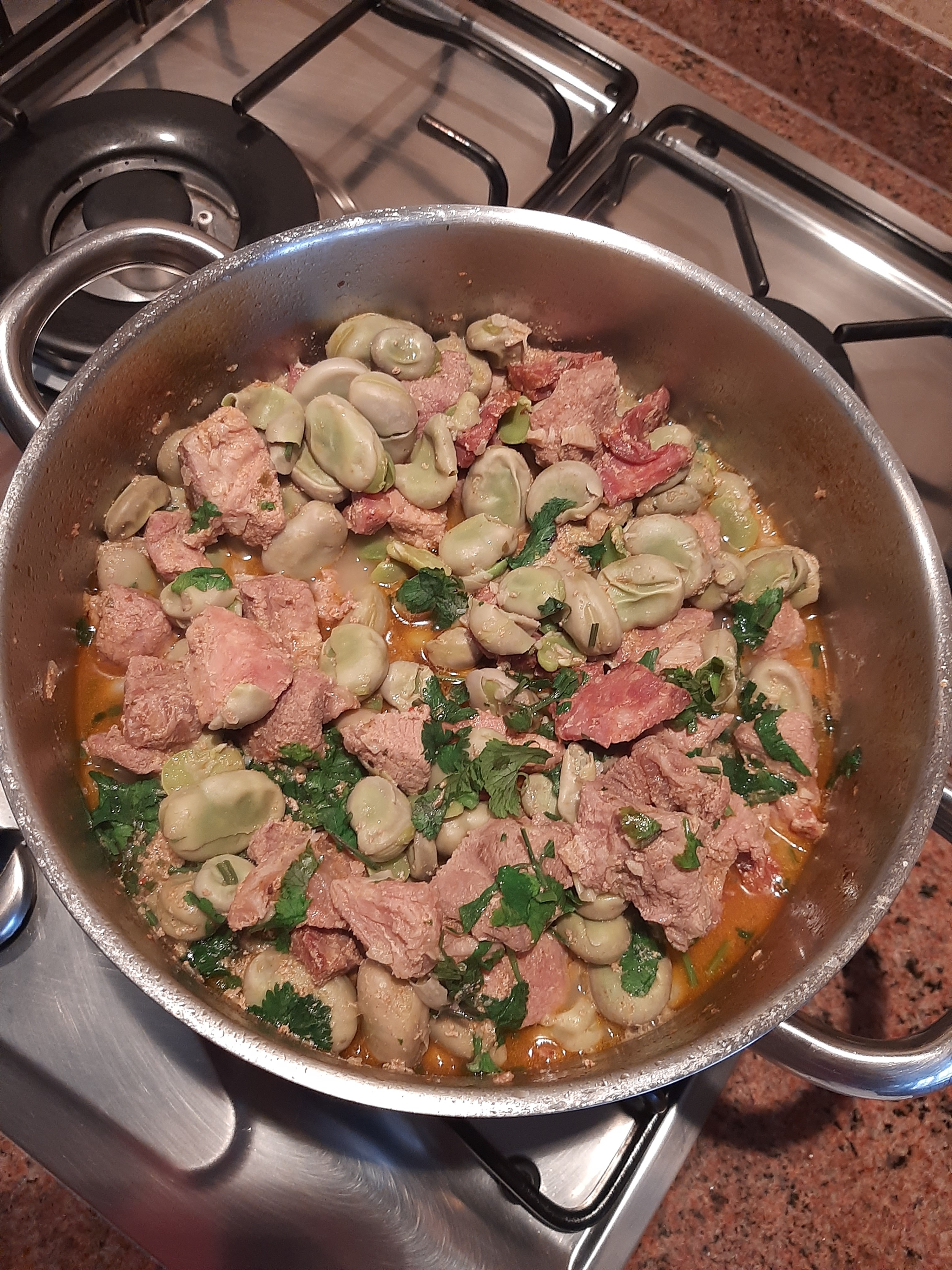 Confeção de favas com entrecosto - receitas tradicionais de cariz mediterrânico.