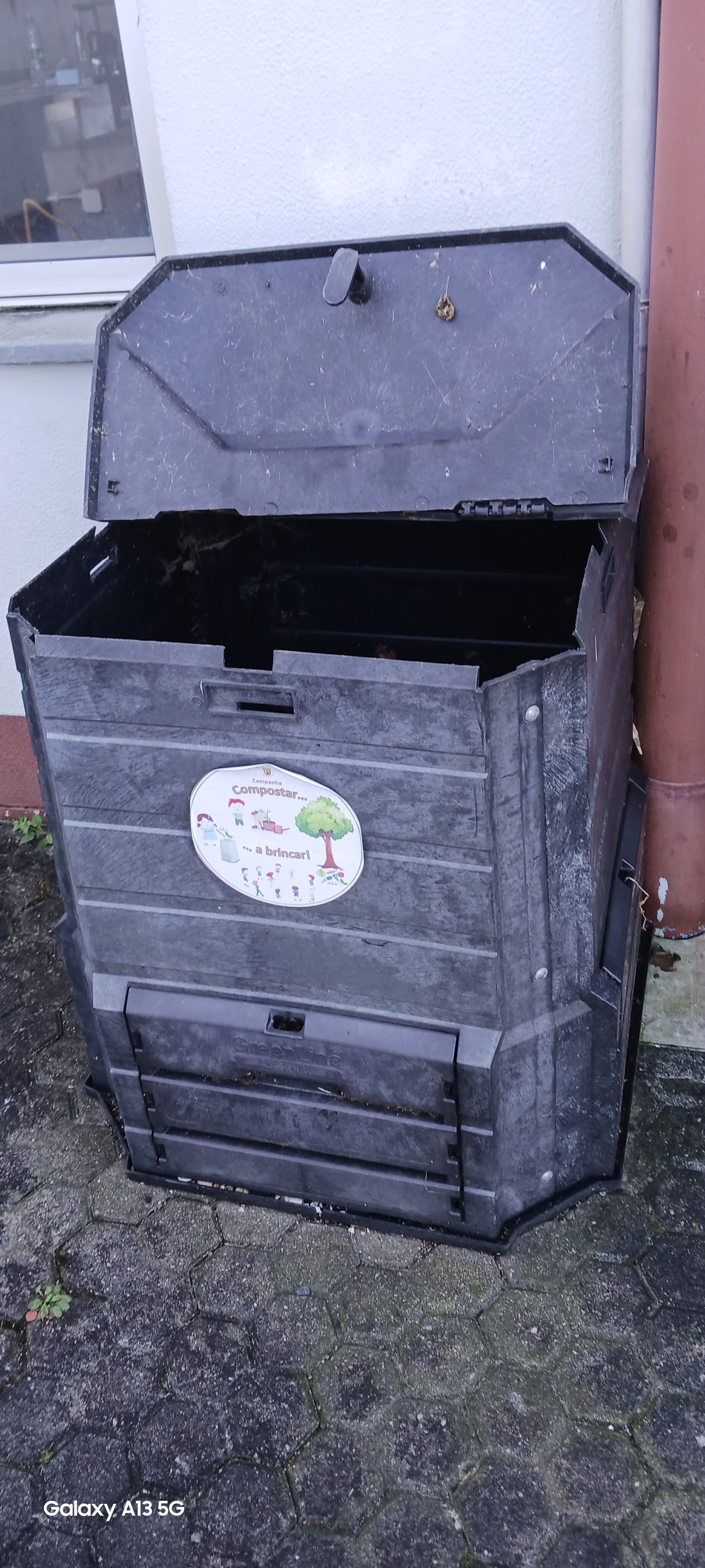 Contentor de compostagem.