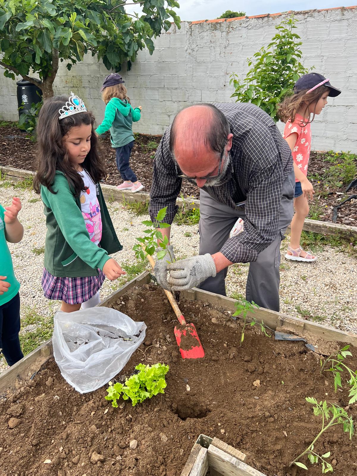 Ajuda de Avó agricultor aos alunos do pré escolar.