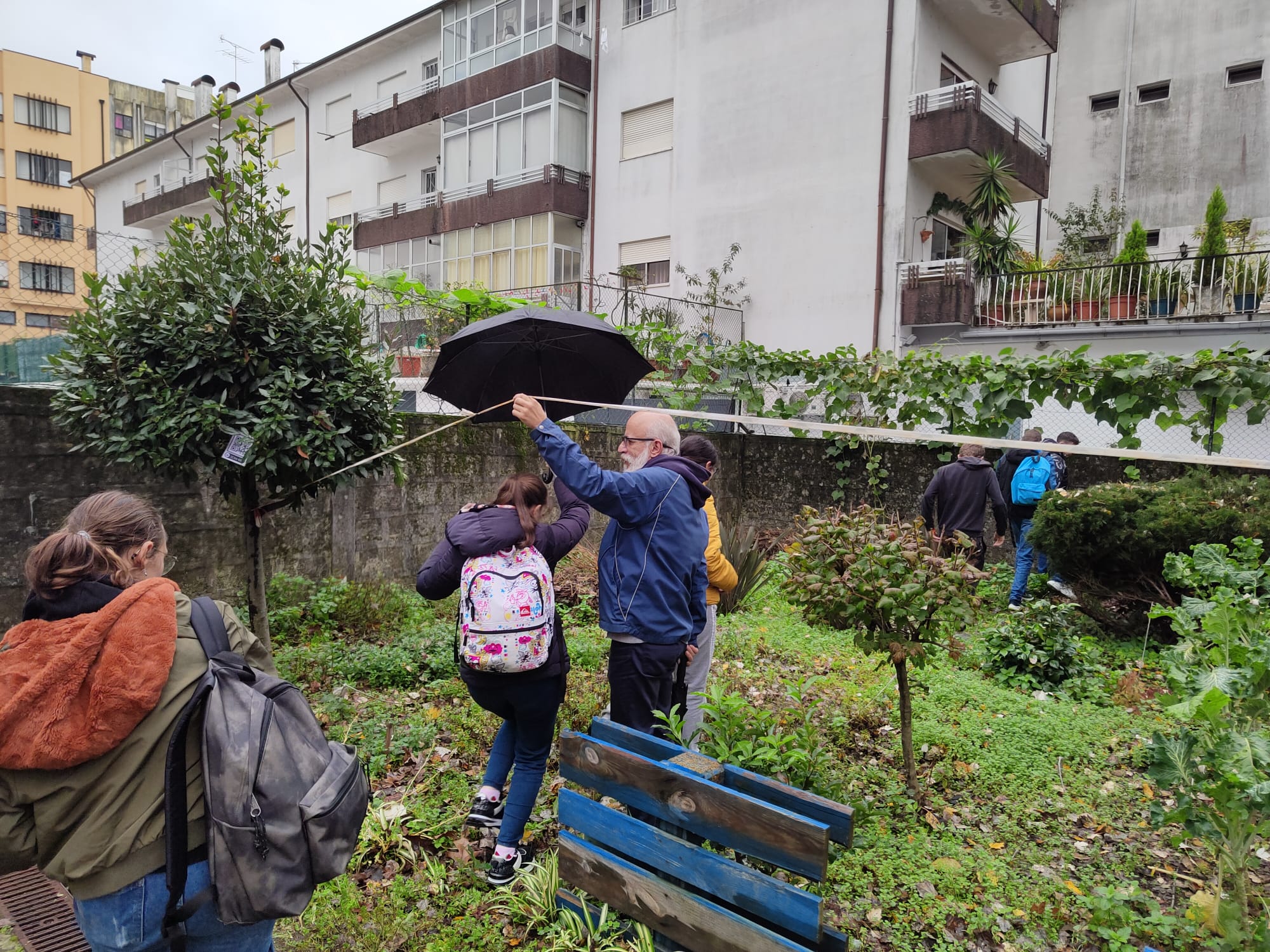 É o dia de reconhecimento do local da horta biológica.