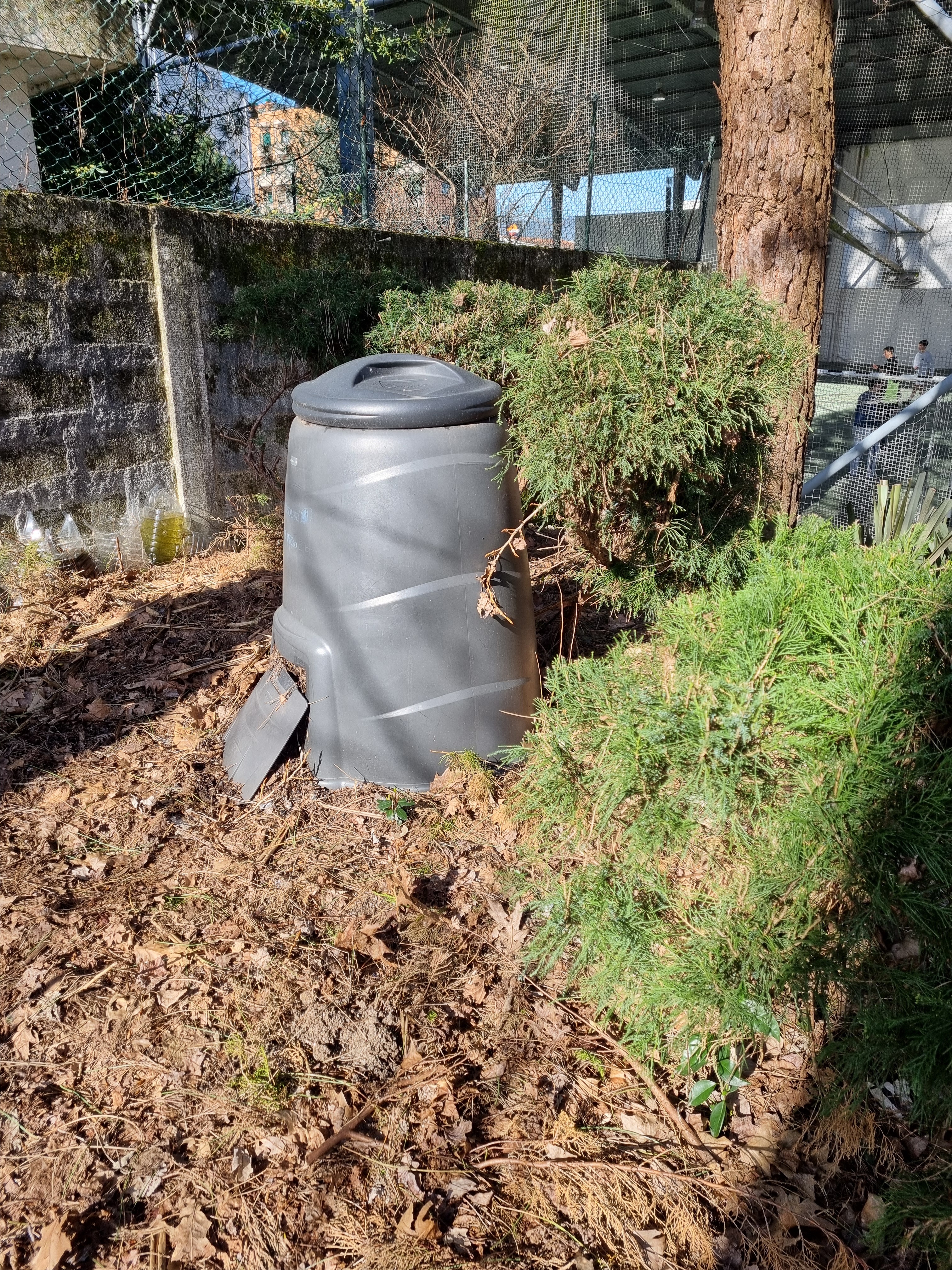 Compostor da horta biológica.