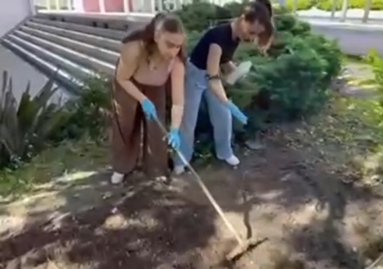 Alunos a tratar do solo para plantação.