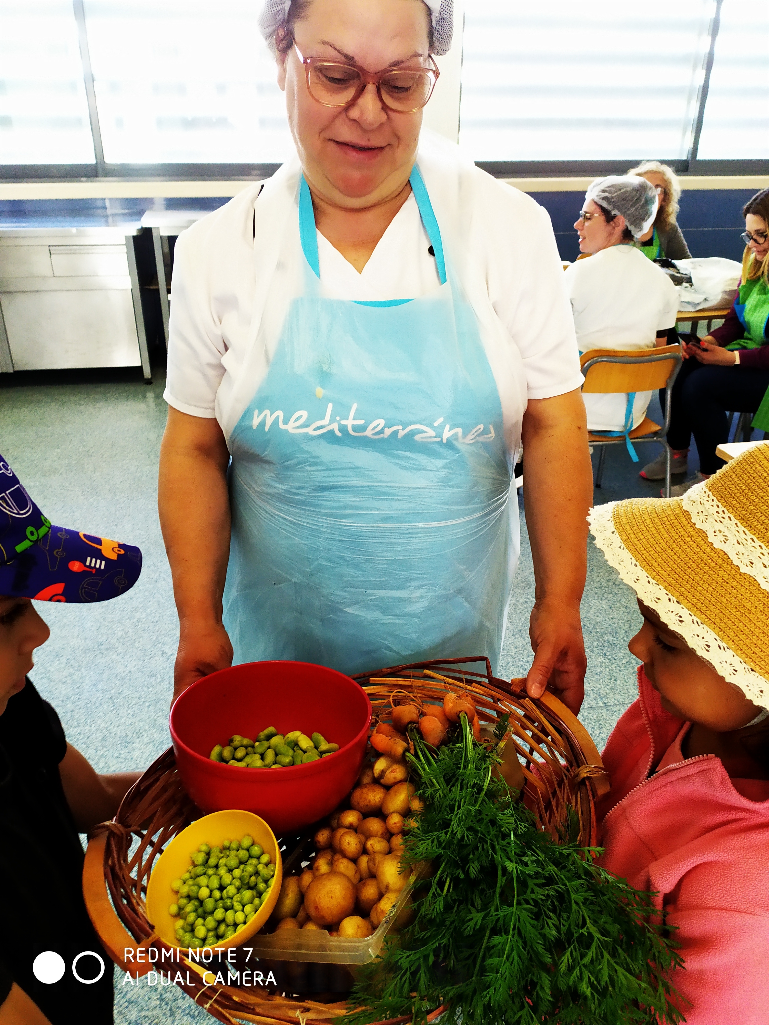 Uma das entregas de produtos colhidos na horta na cantina escolar - legumes para a confeção da sopa.