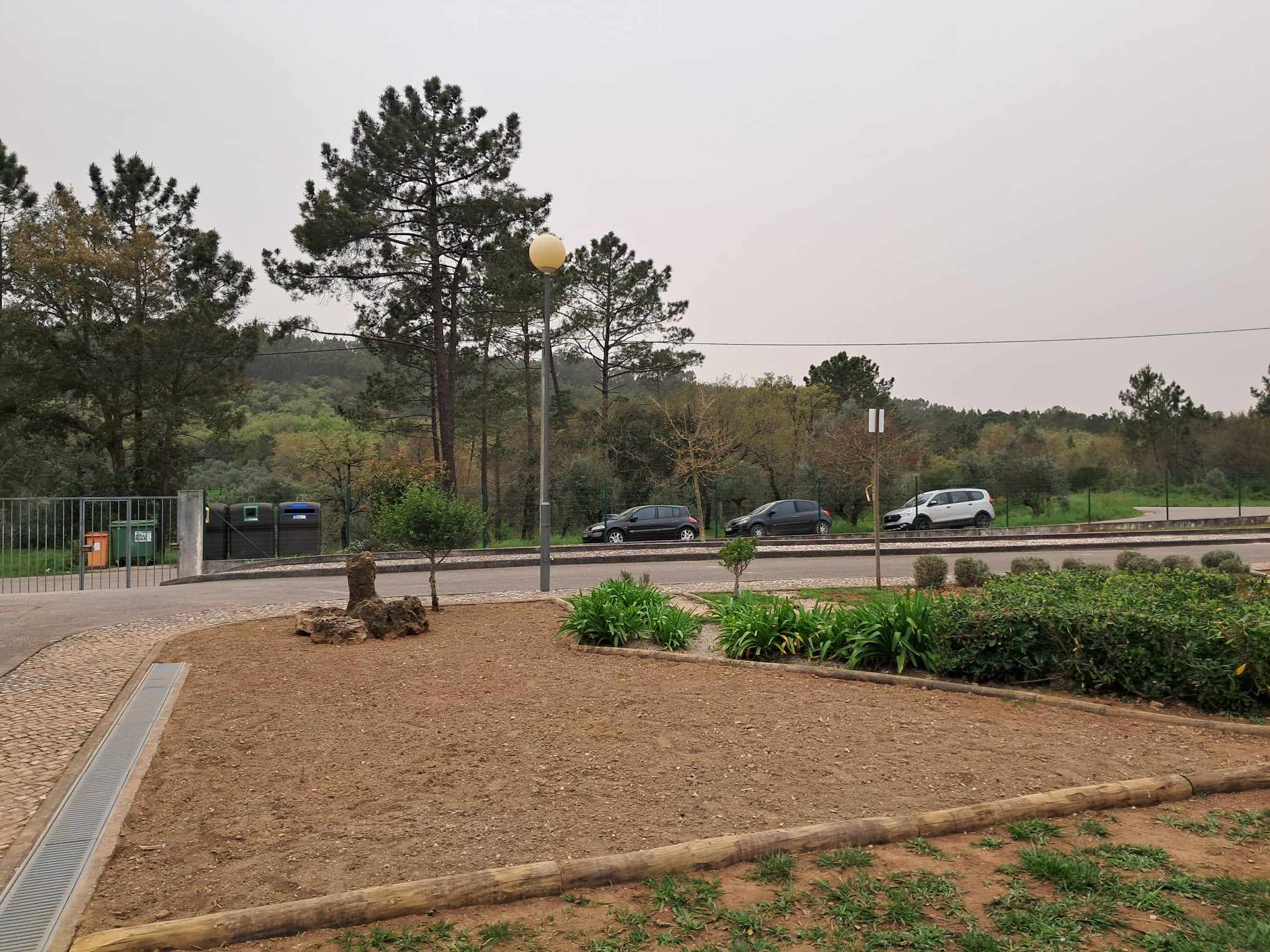 Terreno depois da intervenção da Autarquia, que limpou e preparou a terra. Delimitando-a com troncos de madeira.