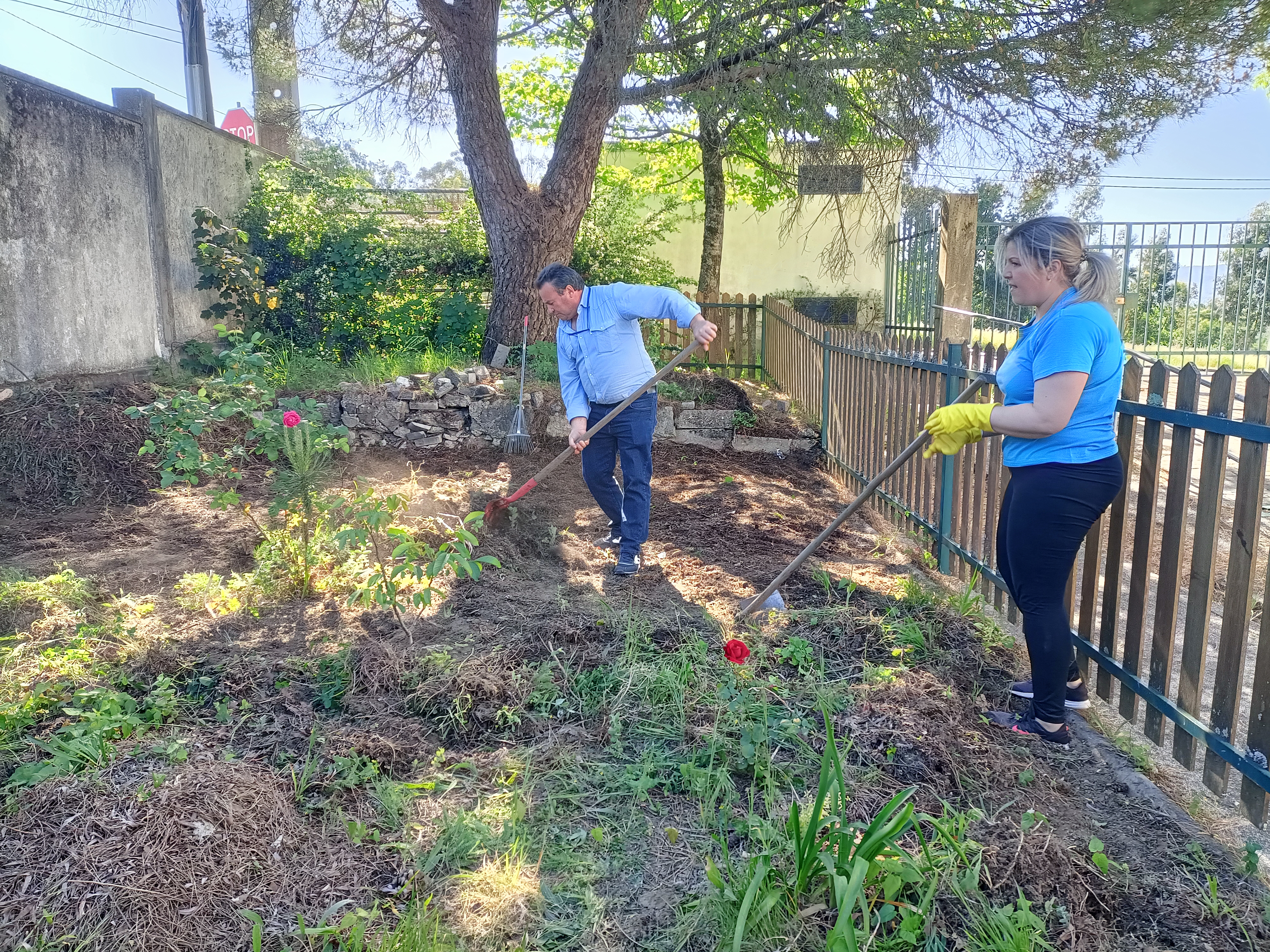 Preparar a terra para as sementeiras e plantações, com a ajuda de uma mãe e de um funcionário da escola.