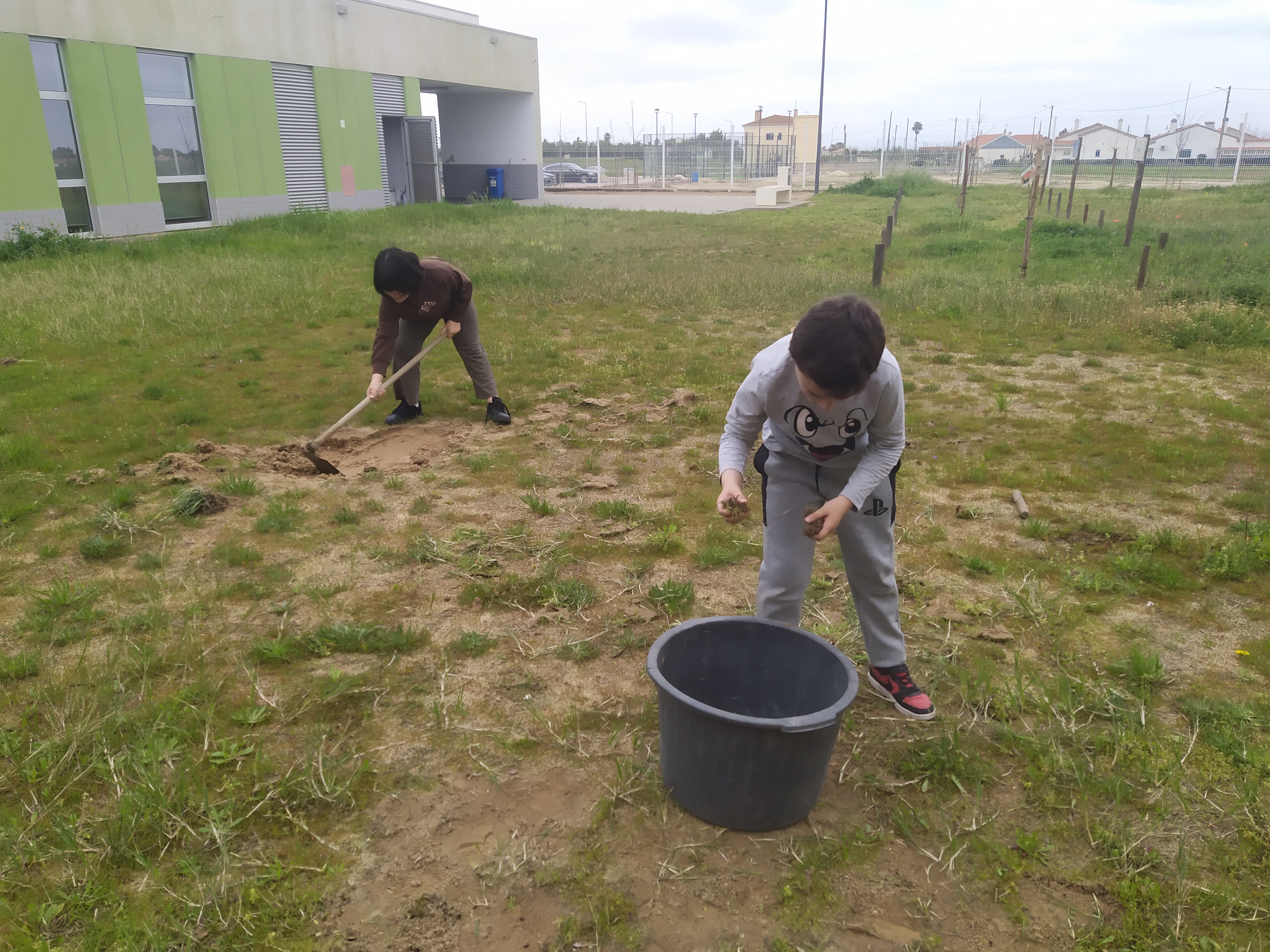 Os alunos deram início à preparação do terreno que irá receber a base para desenvolver o projeto da horta bio.
