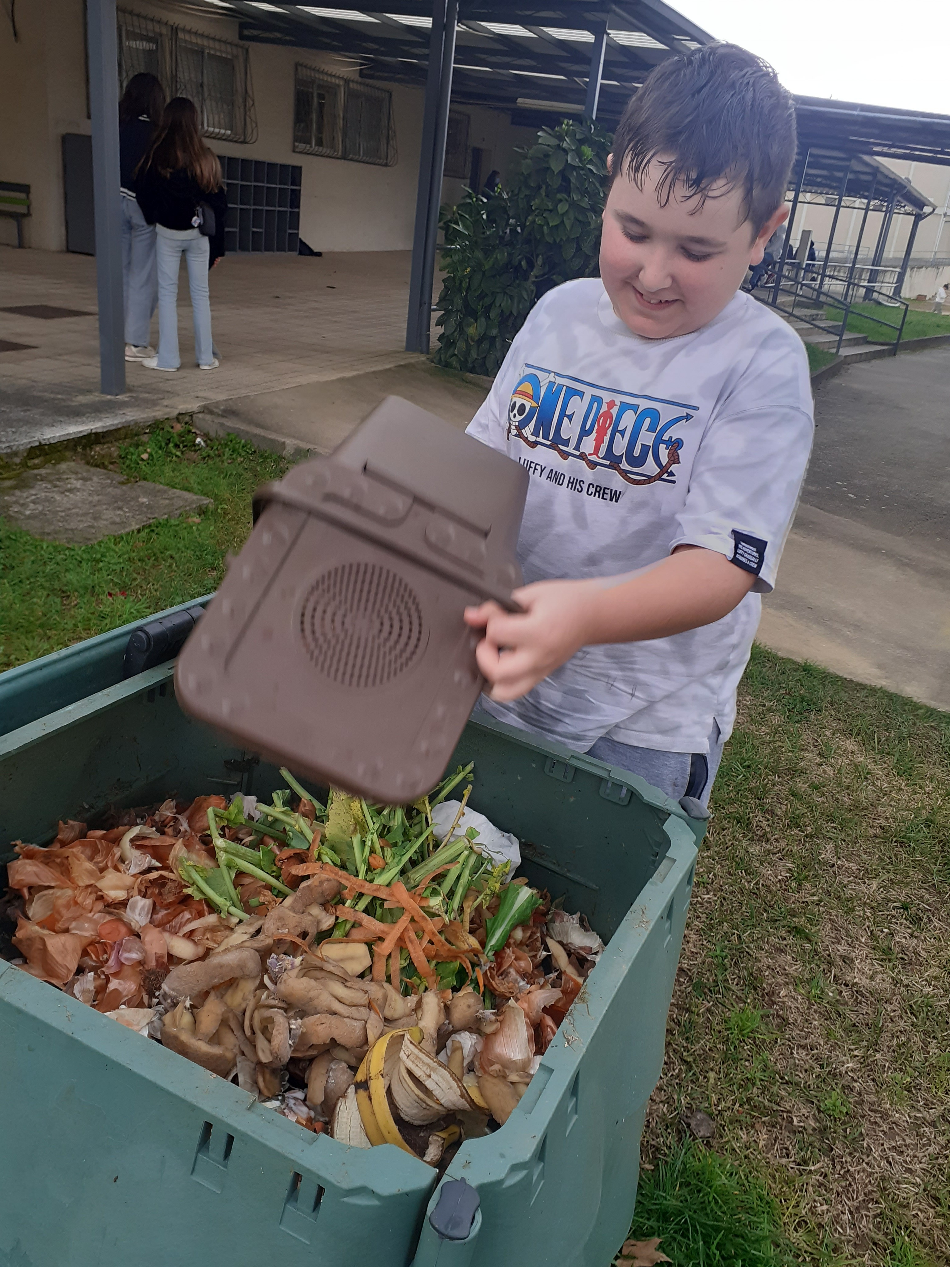 Cozinhamos na nossa escola e continuamos a alimentar o nosso compostor com os resíduos  do nosso laboratório de saberes e sabores e com resíduos do refeitório.