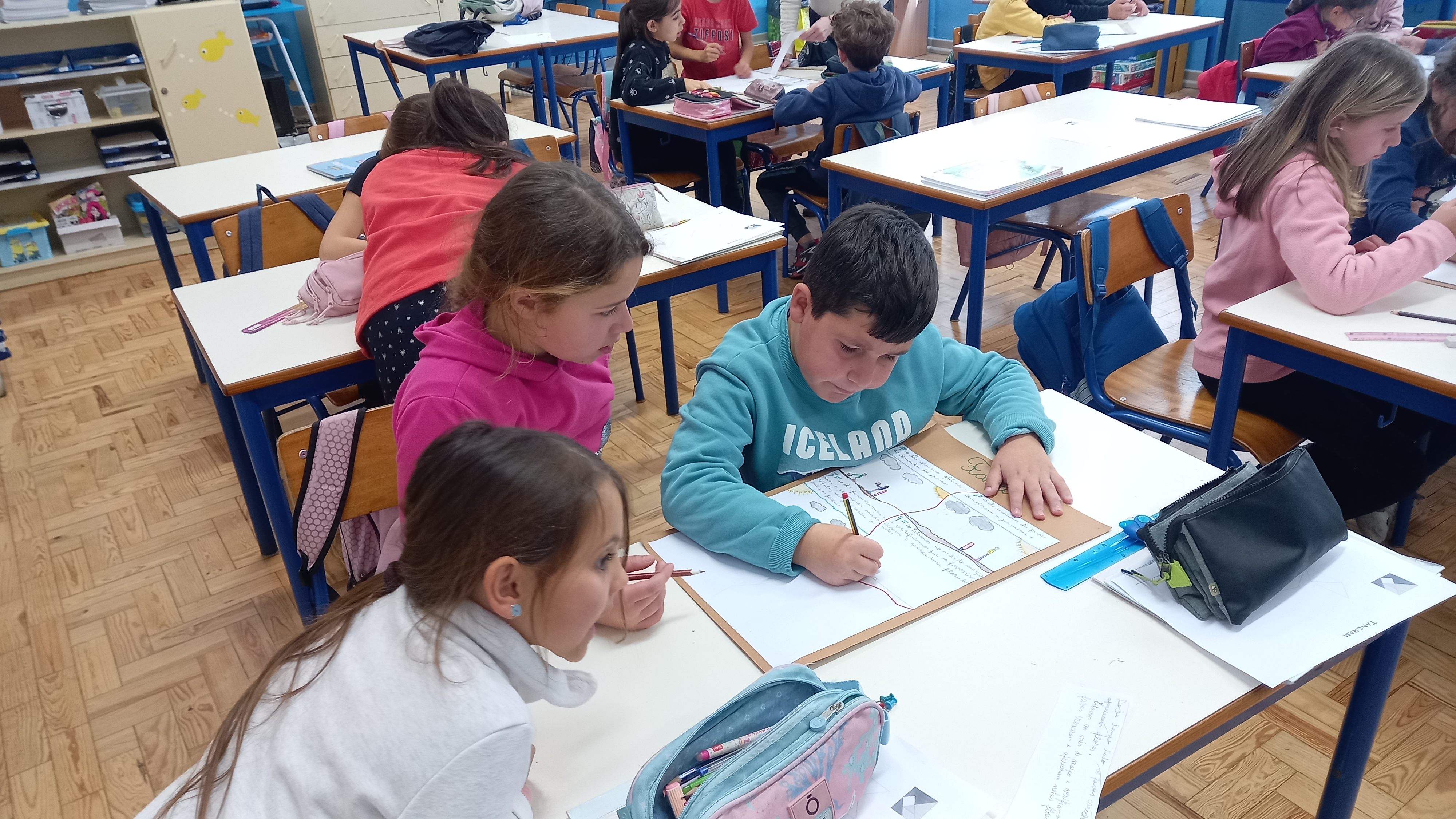 Depois de irmos à Horta observar o crescimento e as diferenças nas plantas, vamos para a sala de aula (pois está a chover) para realizar o Registo de Observação.
