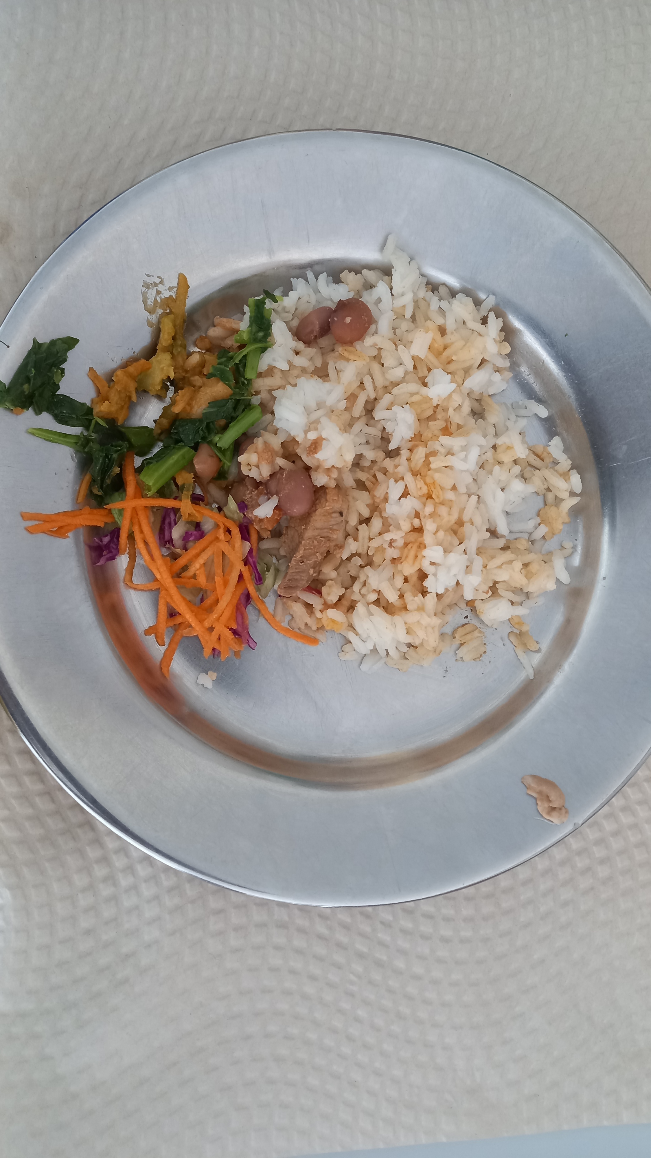 Ao longo da colheita, alguns alimentos foram sendo confecionados no espaço escolar para os alunos experimentarem o que colhiam da horta.