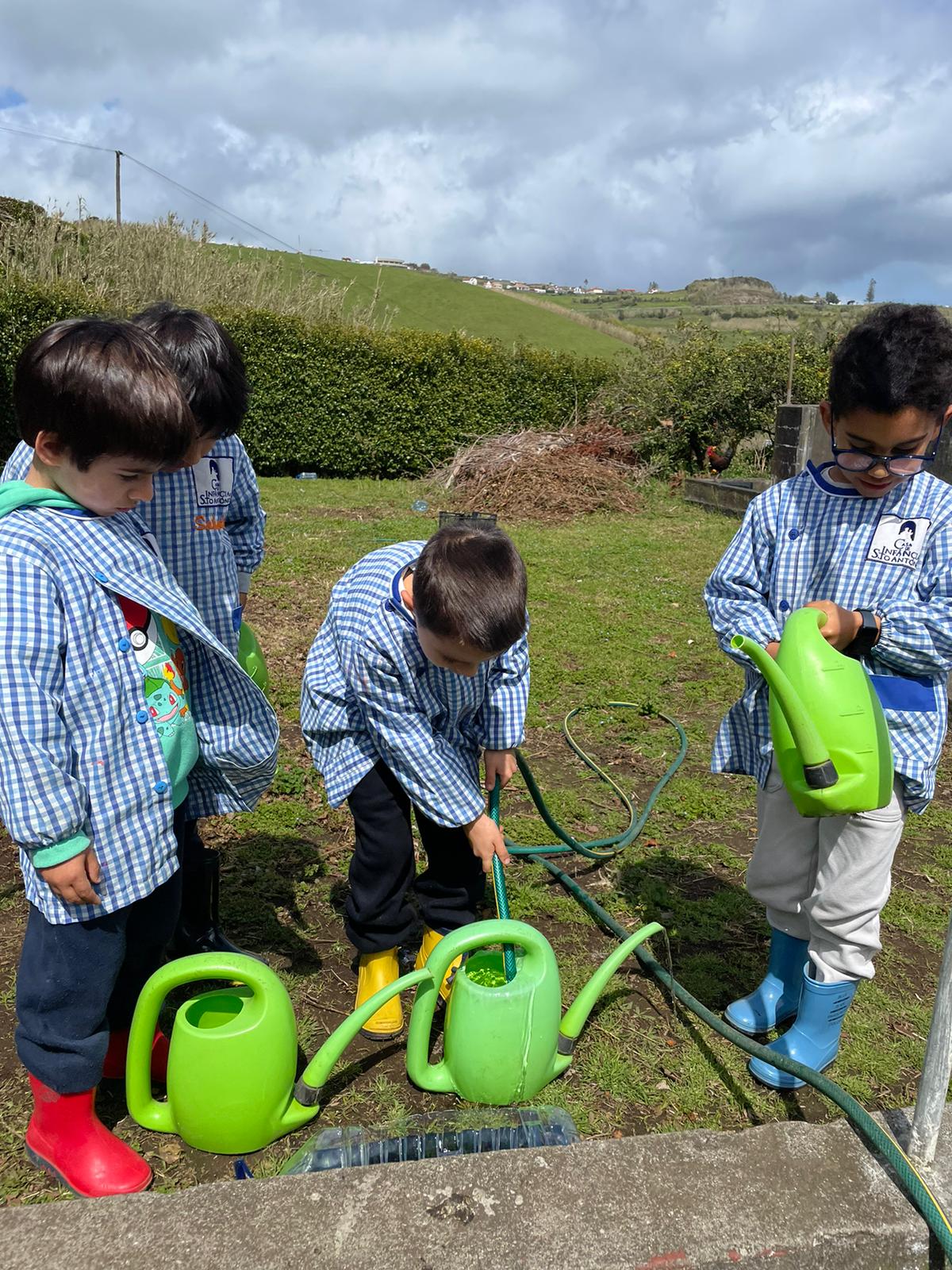 Alunos enchendo os regadores
