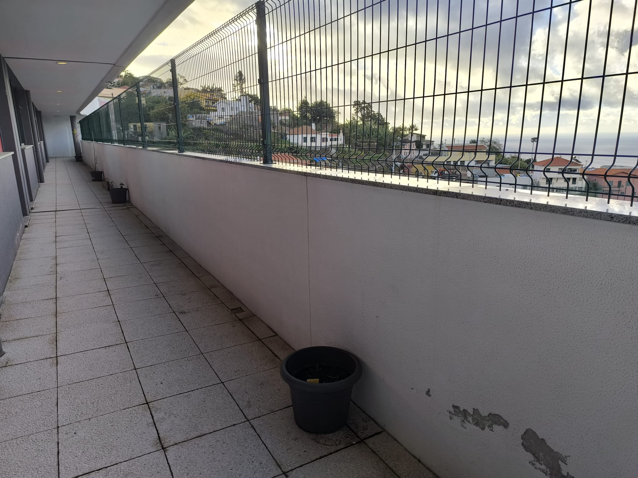 Terra seca, vasos sem plantações.