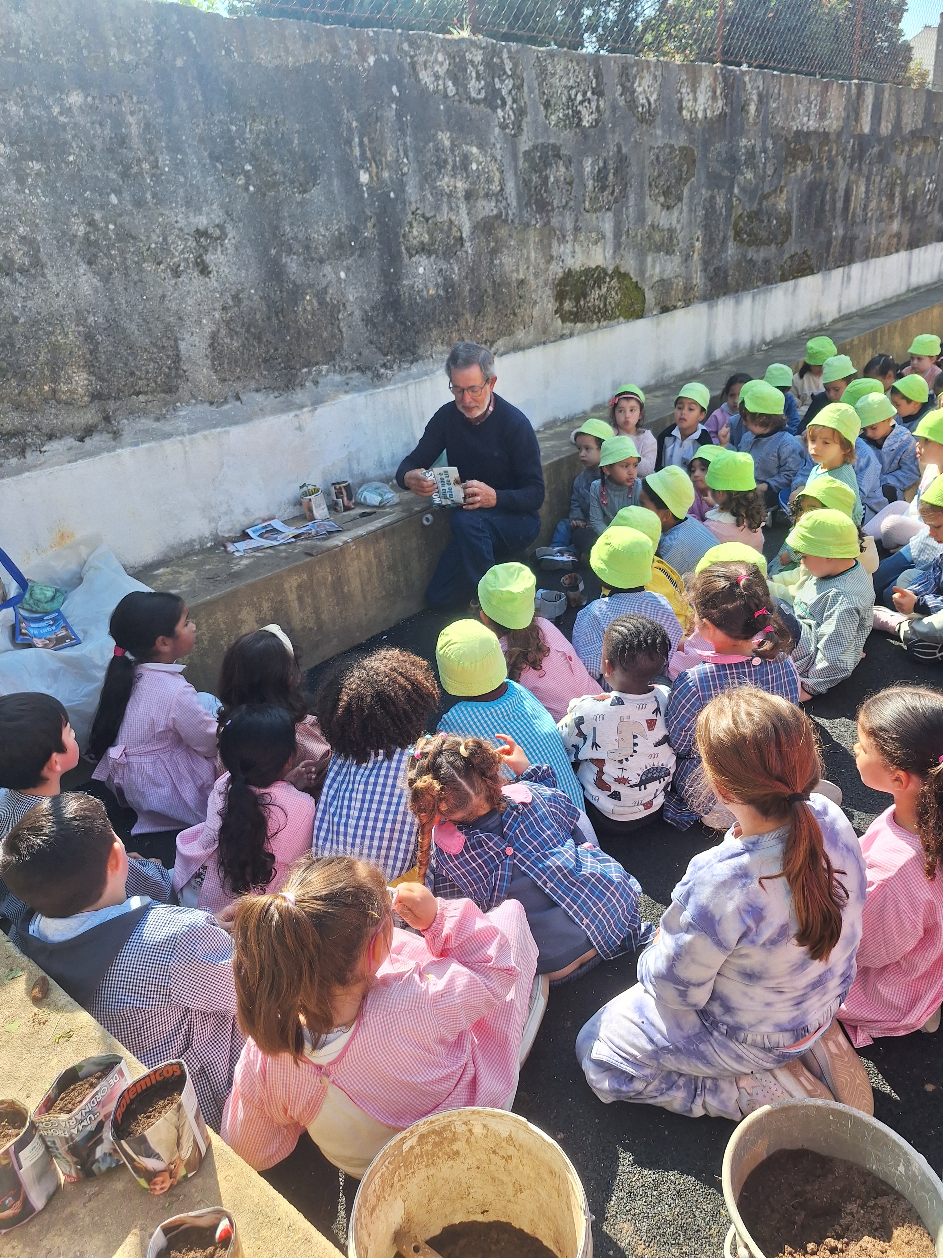 Apresentação de materiais, sementes e plantas a utilizar na organização da horta. A importância da partilha/comunicação em grande grupo: aprendizagem cooperada.