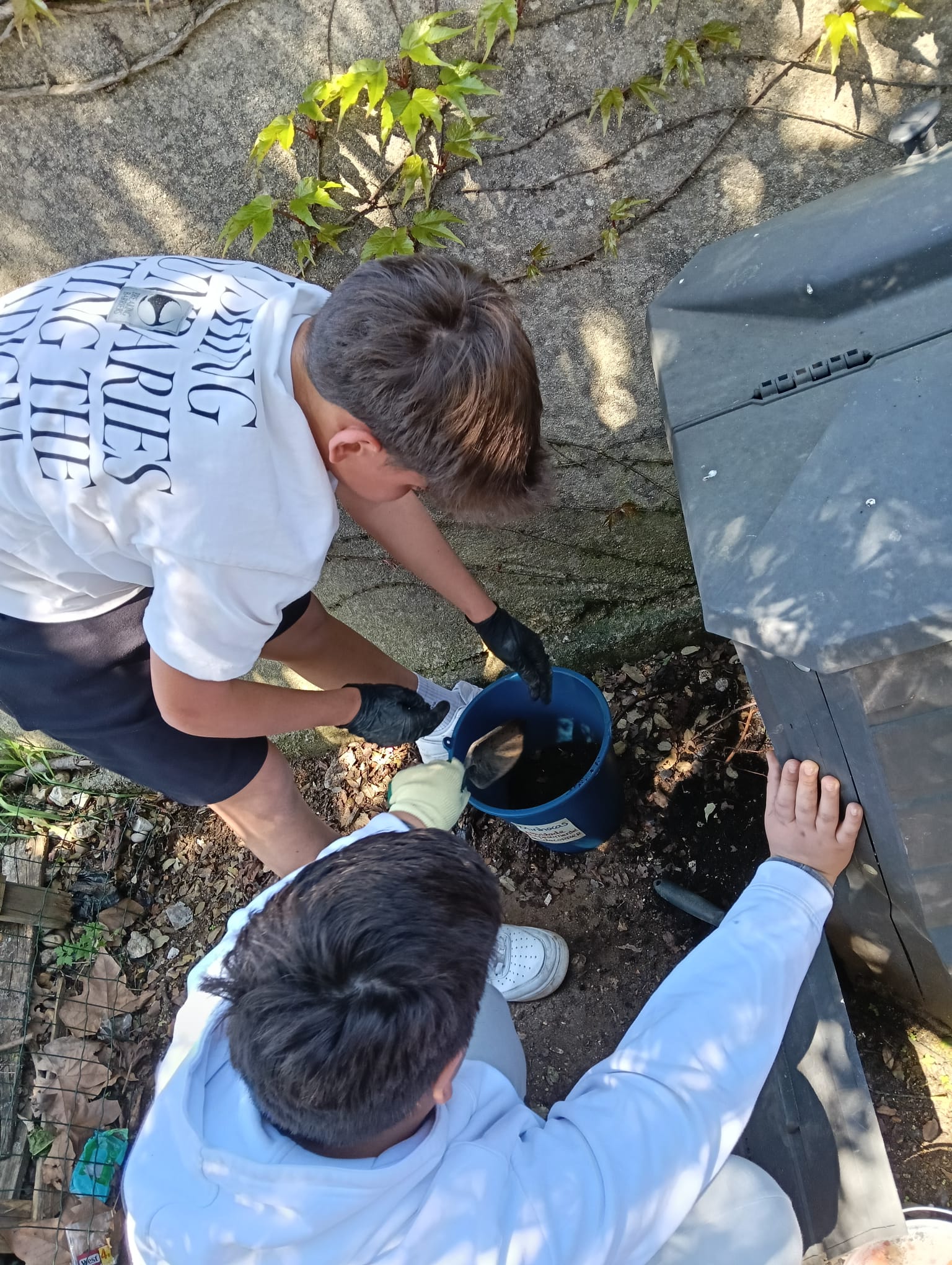24 de março, recolha de húmus para utilização na horta como fertilizante natural produzido pela decomposição da matéria orgânica realizada pelas minhocas no vermicompostor