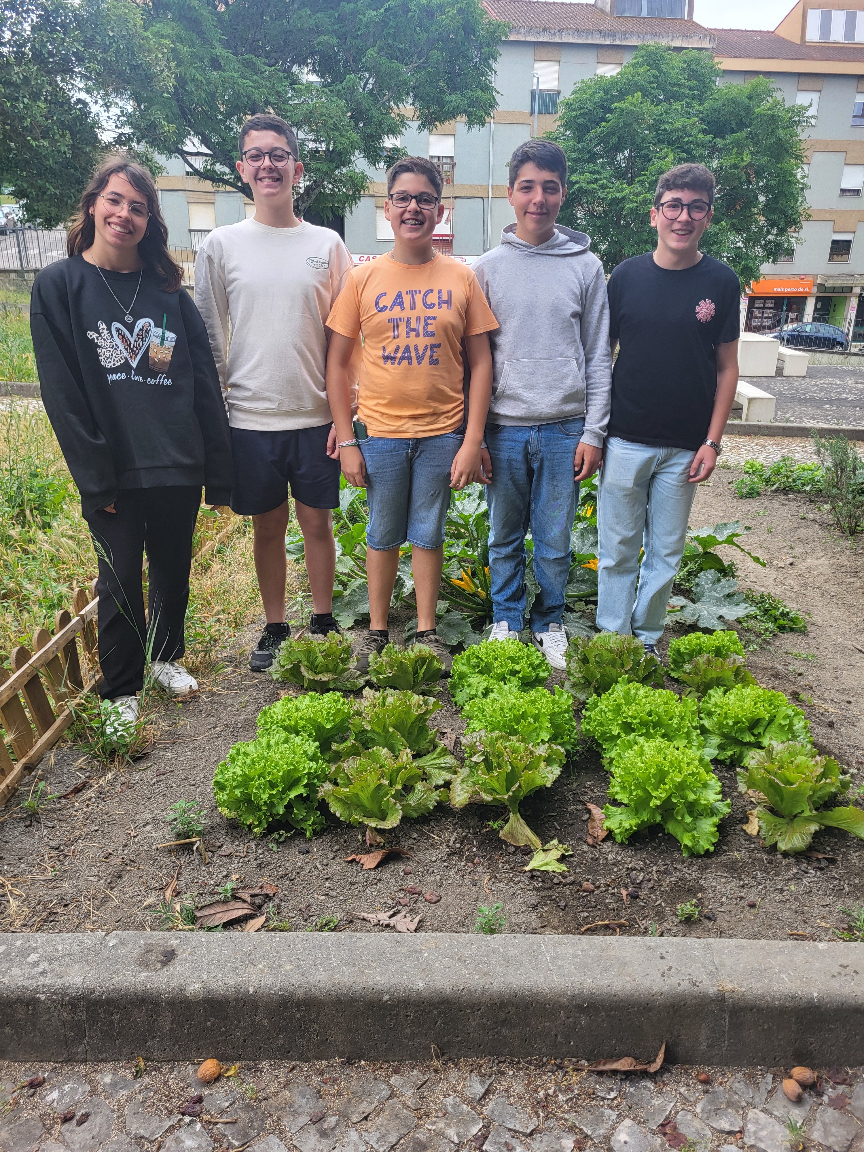 Alunos participantes na horta com as alfaces