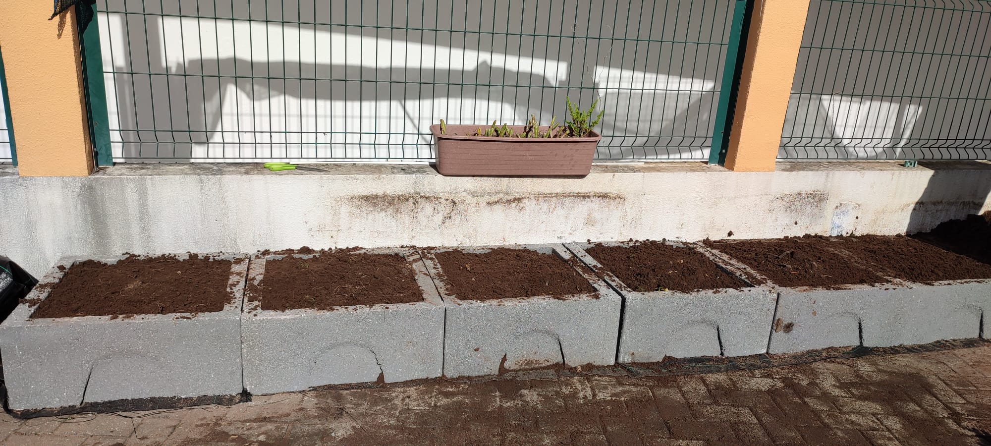 Preparação da horta com terra.