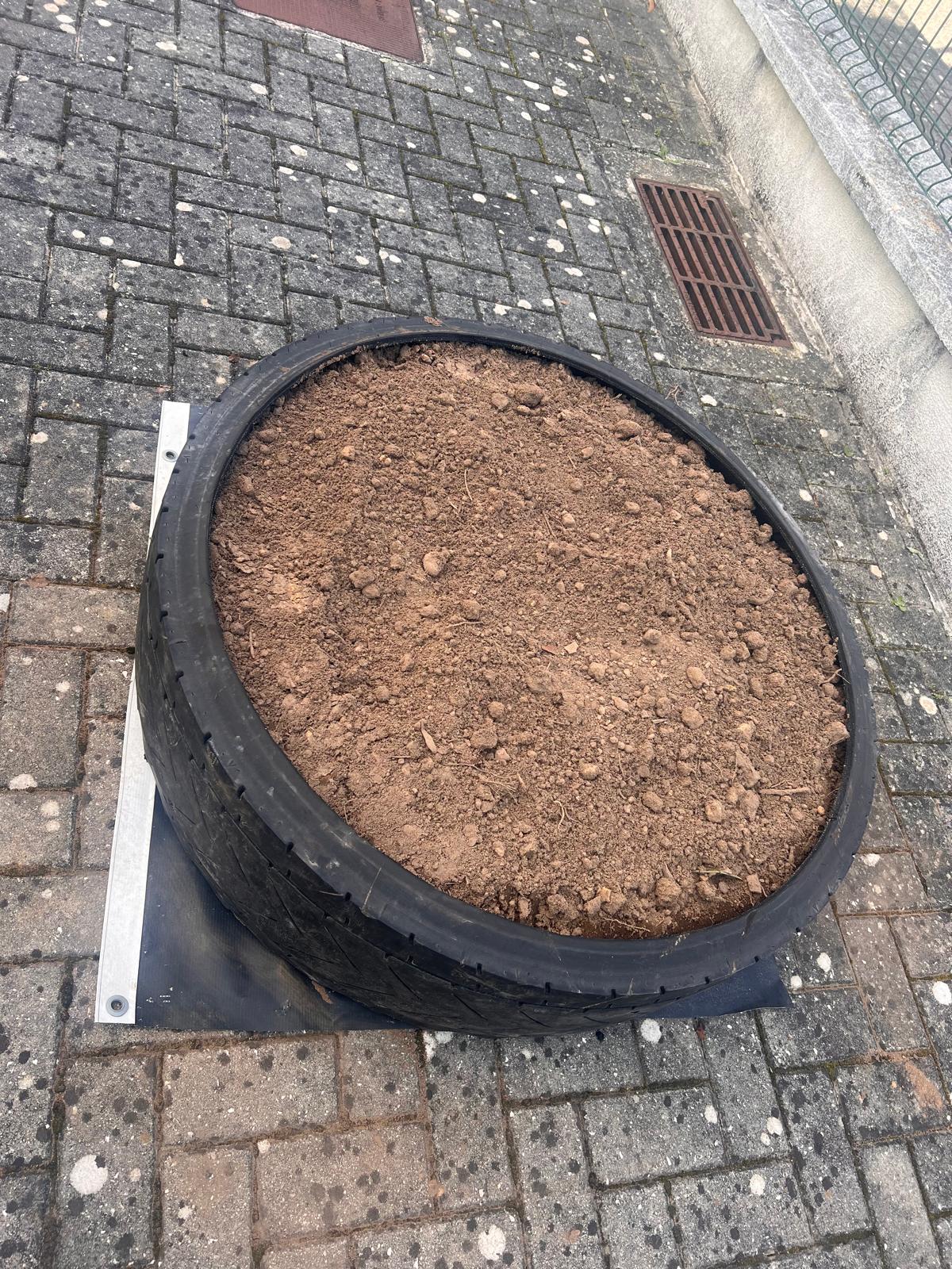 Preparação da horta com terra.