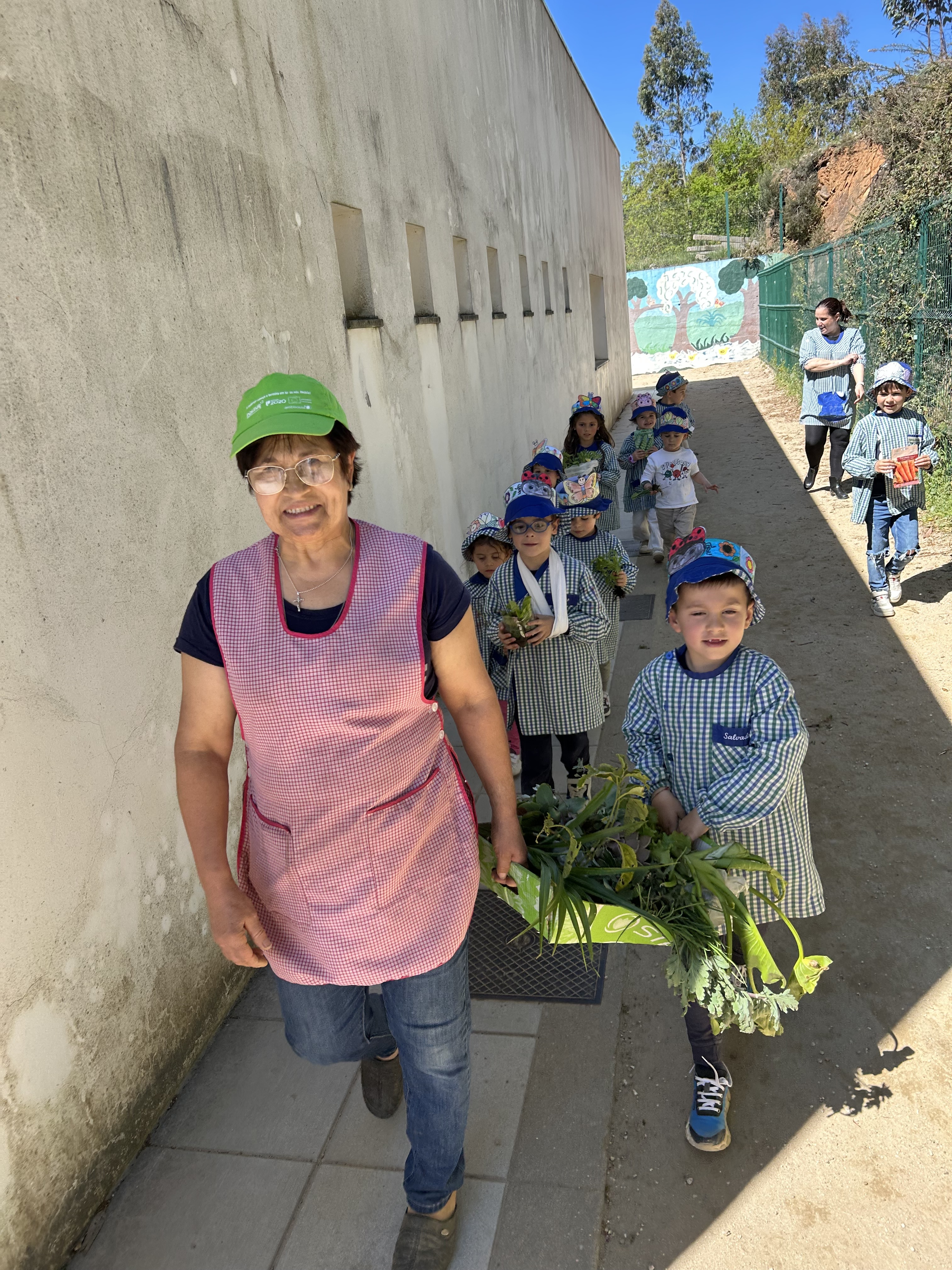 A avó do Salvador, carregada com plantas que trouxe de casa, para cultivar na horta.
As crianças com as plantas e sementes enviadas pelos Encarregados de Educação.