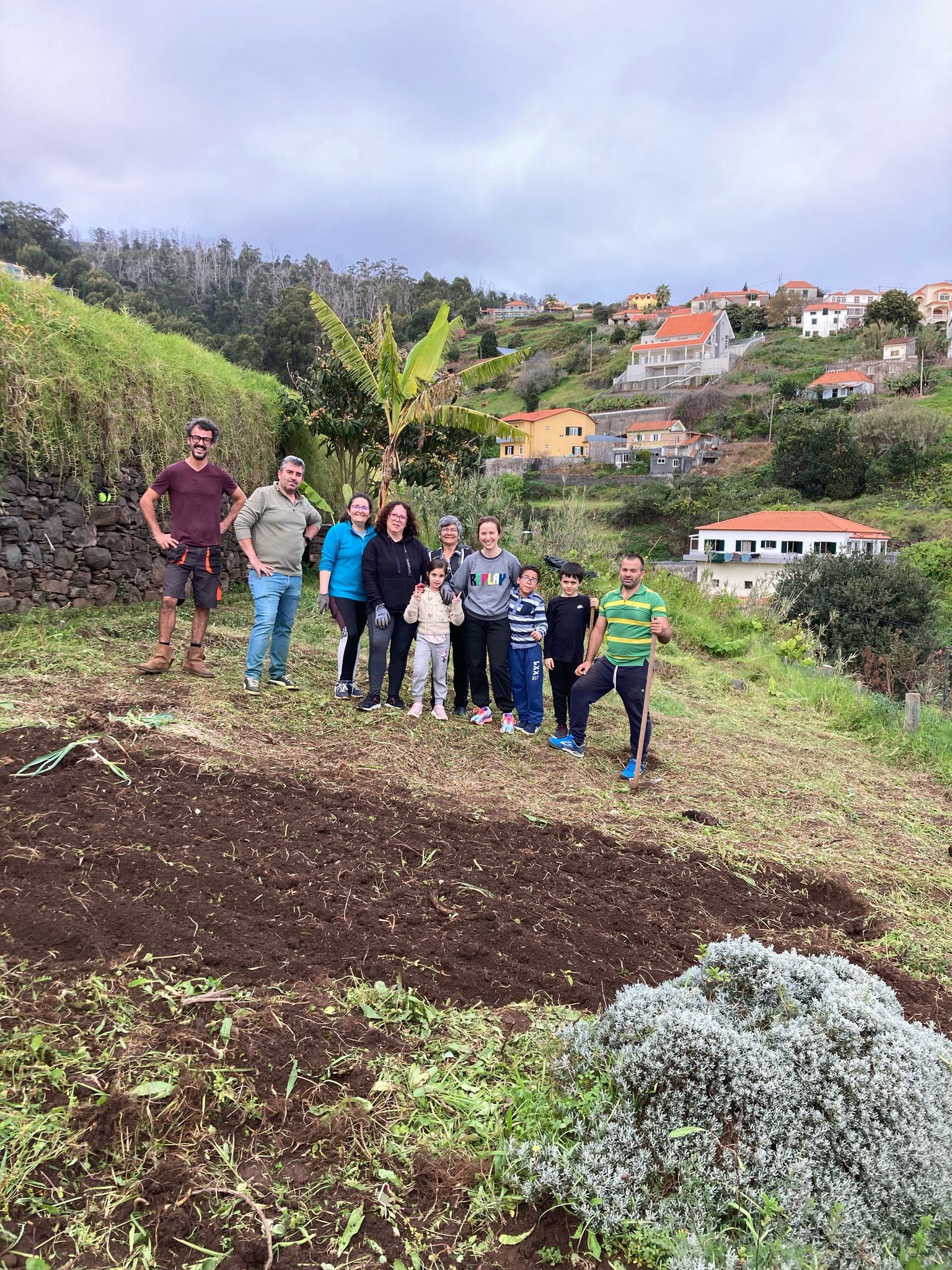 Horta limpa e equipa de alguns pais e professores