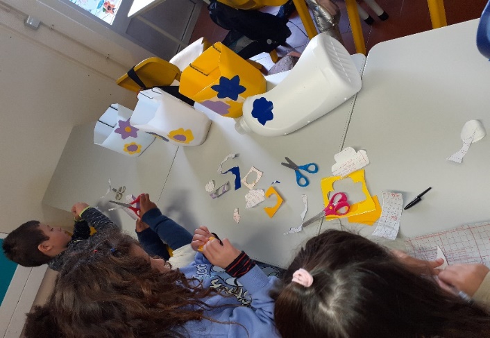 Sensibilização pelas salas de aula para reutilização dos recipientes, para construção dos “vasos” para a horta vertical. 
Recolha, transformação e decoração dos recipientes (vasos).