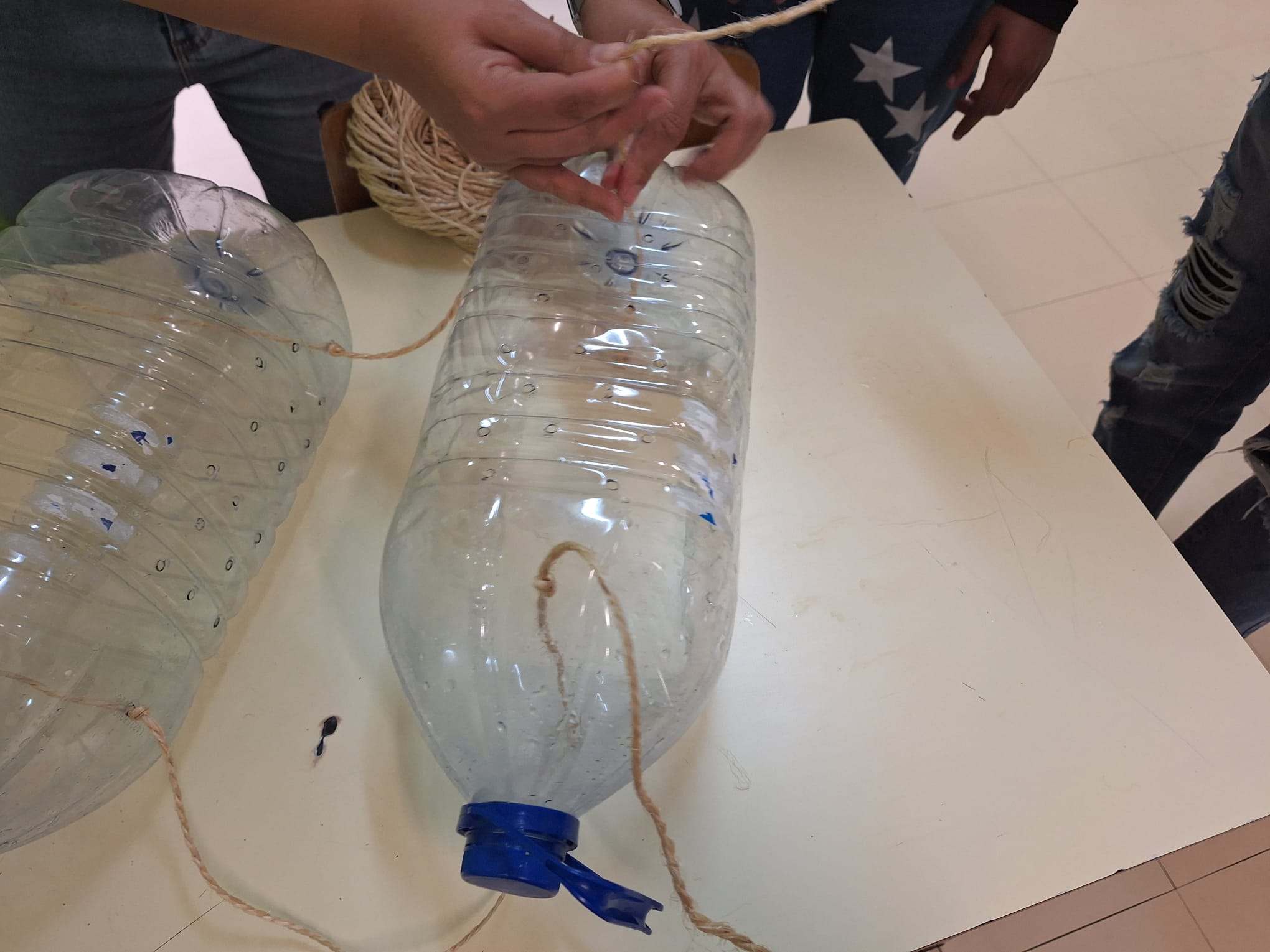 Preparação dos garrafões para realizar uma horta vertical