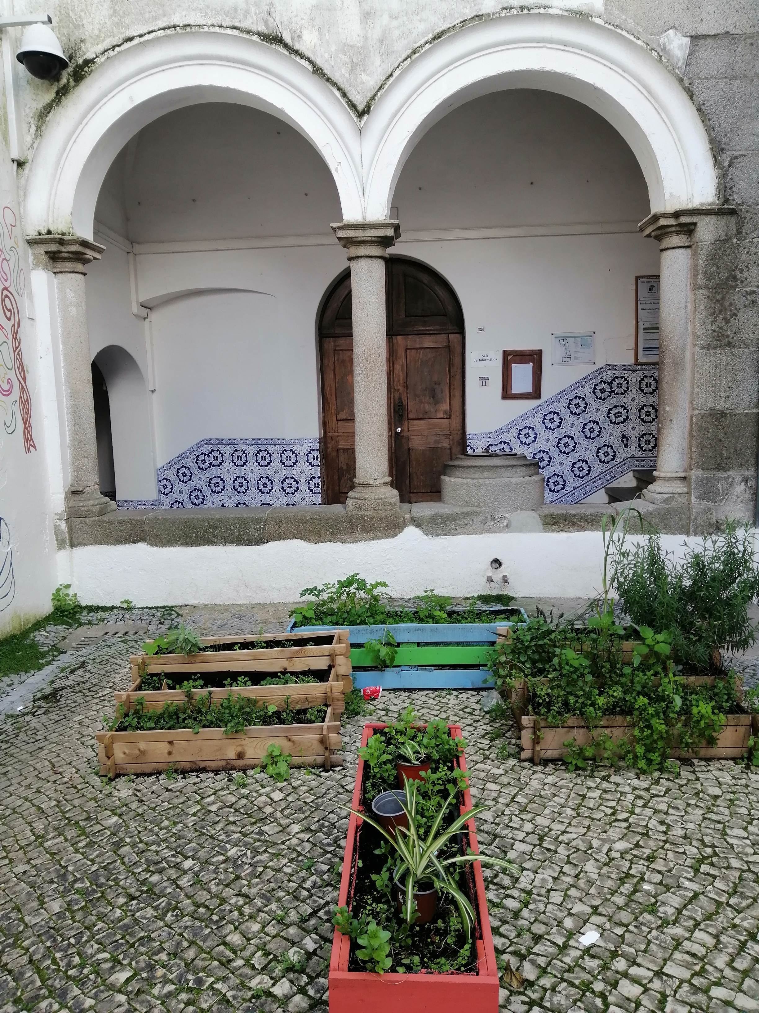 Enquadramento dos canteiros no claustro.