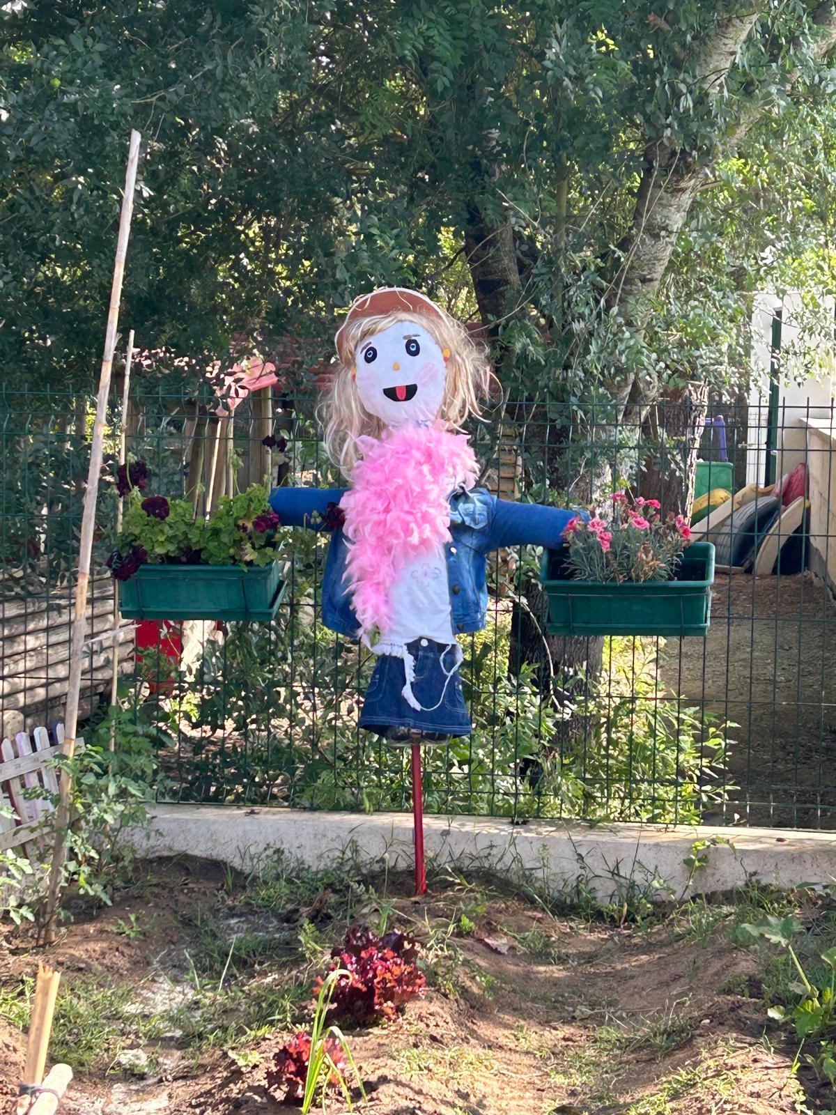 Este ano os alunos do 4º ano elaboraram uma espantalha, a D. Flor.