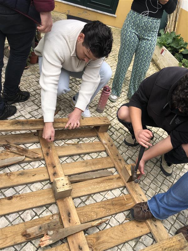 Decidiu-se utilizar materiais sustentáveis como madeira, para a construção dos novos canteiros, suspensos em paletes.