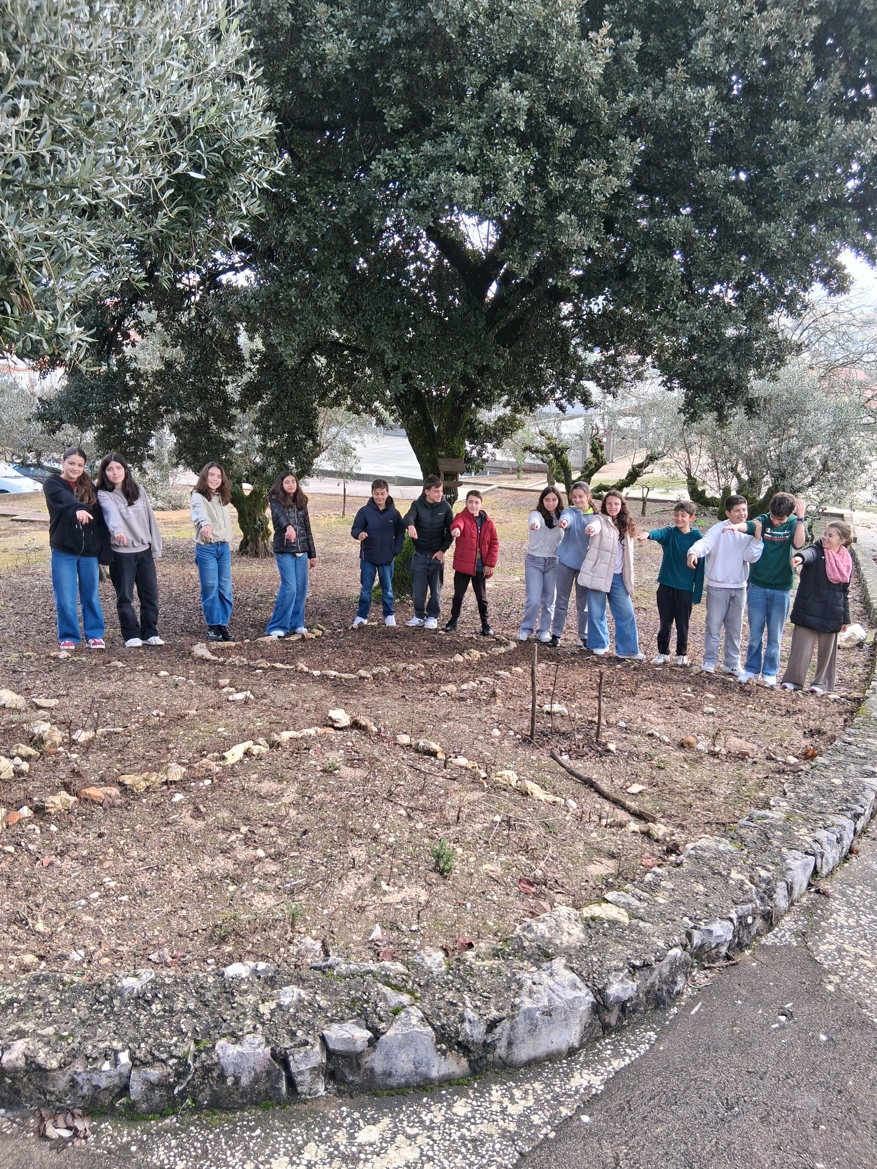 Área onde implementar a horta. Situação inicial com os alunos.