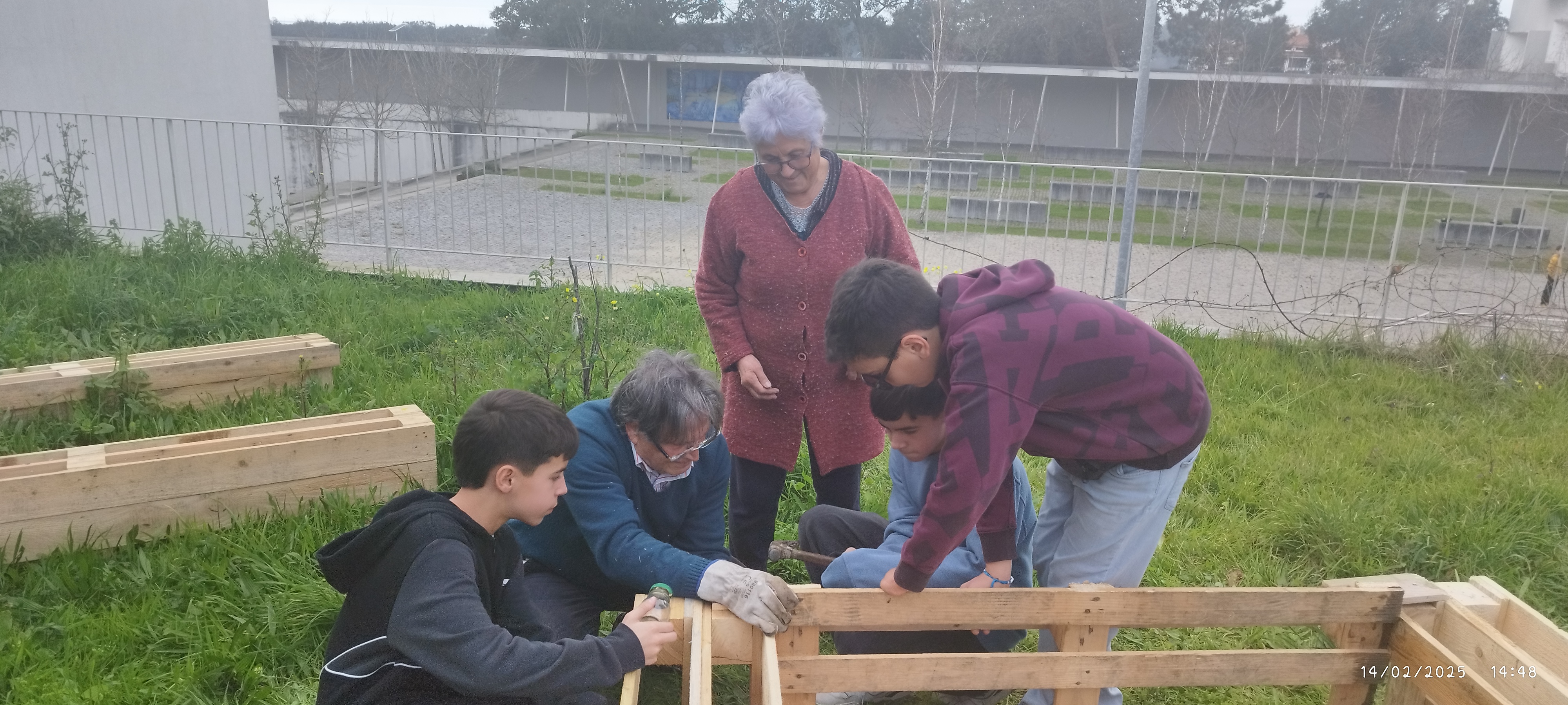 Início da construção da horta com envolvimento dos avós de alunos e assistentes operacionais. Foto 1