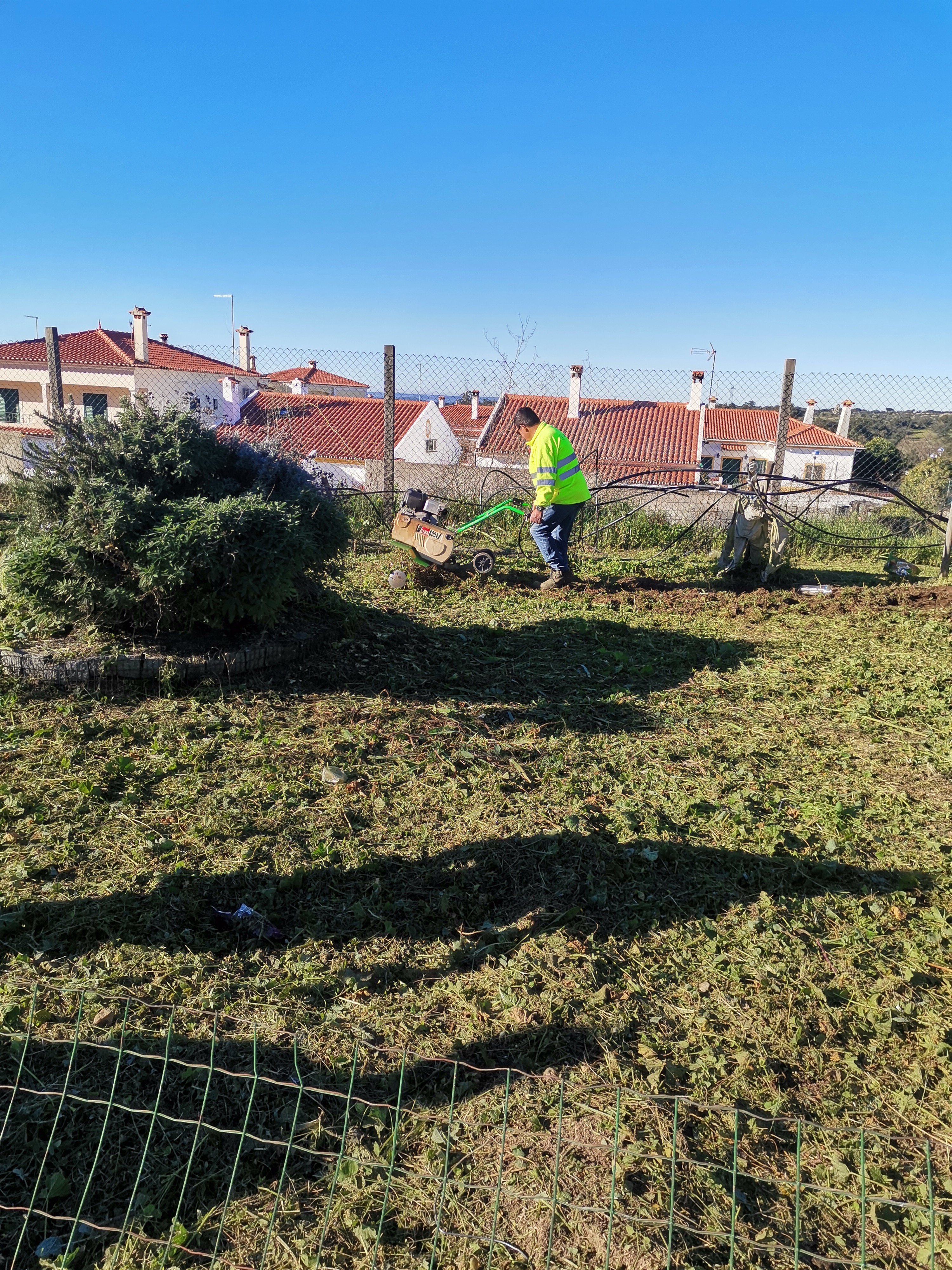 Preparação do terreno com motocultivadora3