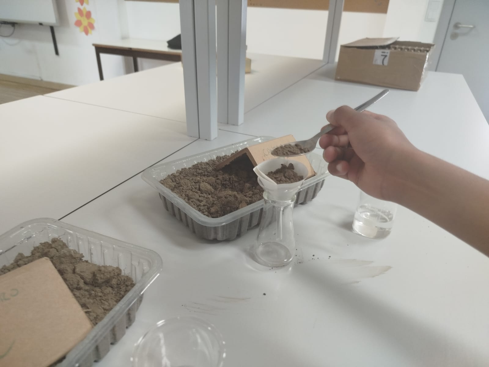 Realização de experiências - teste da Permeabilidade (Drenagem da Água) com alunos de 2º ciclo